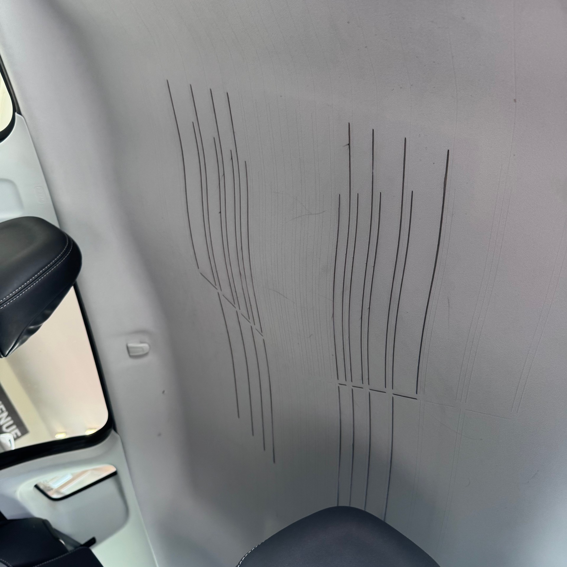 PEUGEOT 2008 1.2 PureTech Allure EAT6-image-8