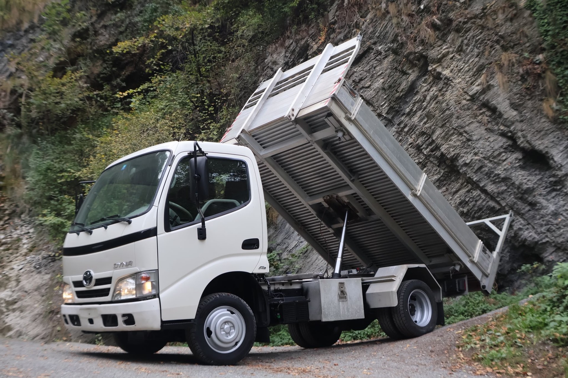TOYOTA Dyna 150 LWB-showroom-element-1