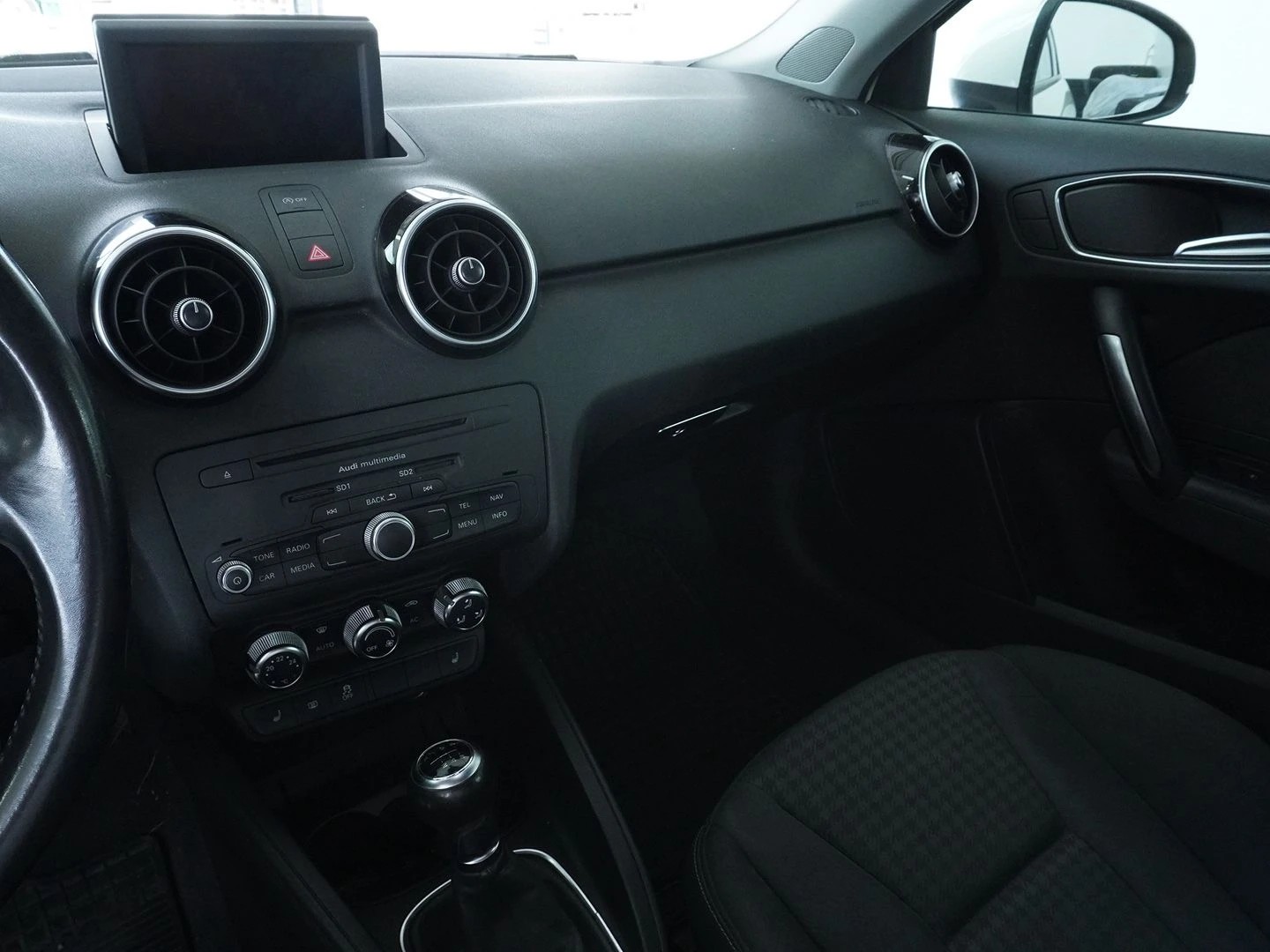 AUDI A1 1.4 TFSI Ambition-image-6