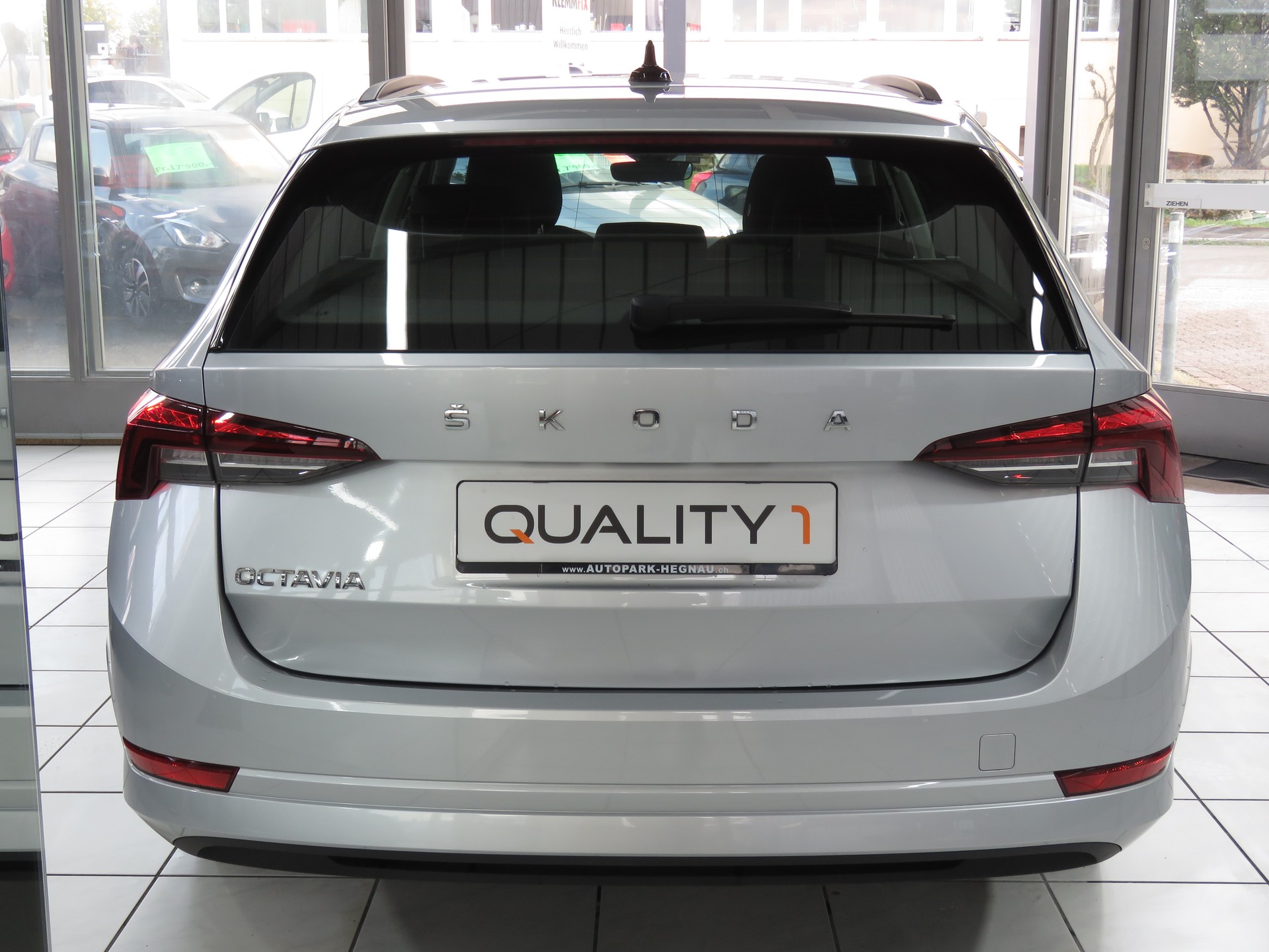 SKODA Octavia Combi 2.0 TDI Ambition-image-4