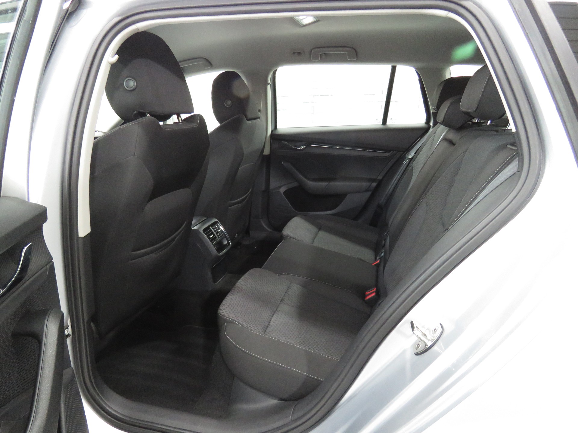 SKODA Octavia Combi 2.0 TDI Ambition-image-8