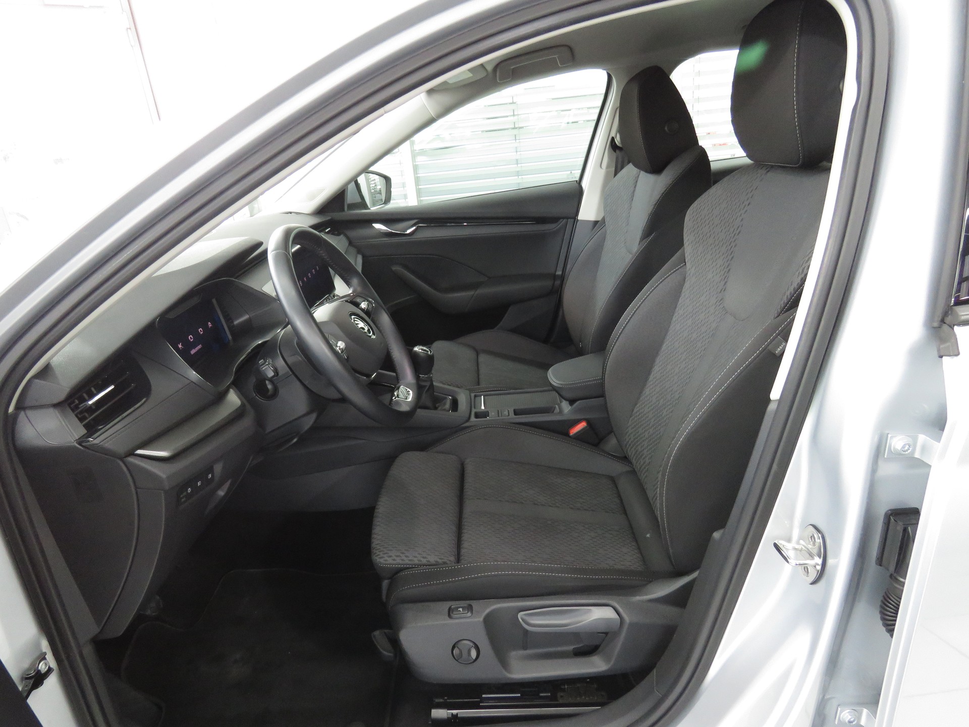 SKODA Octavia Combi 2.0 TDI Ambition-image-7