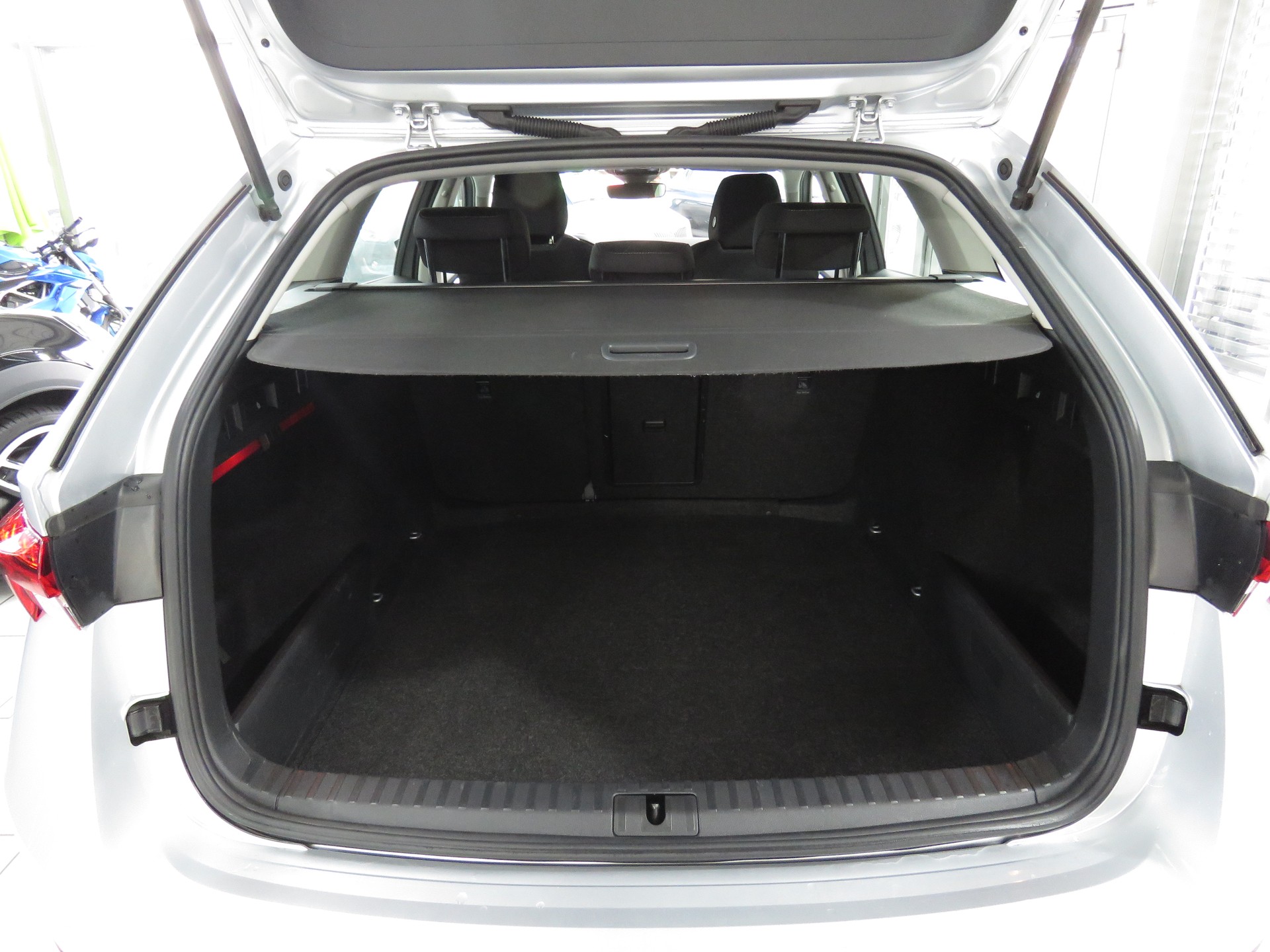 SKODA Octavia Combi 2.0 TDI Ambition-image-9