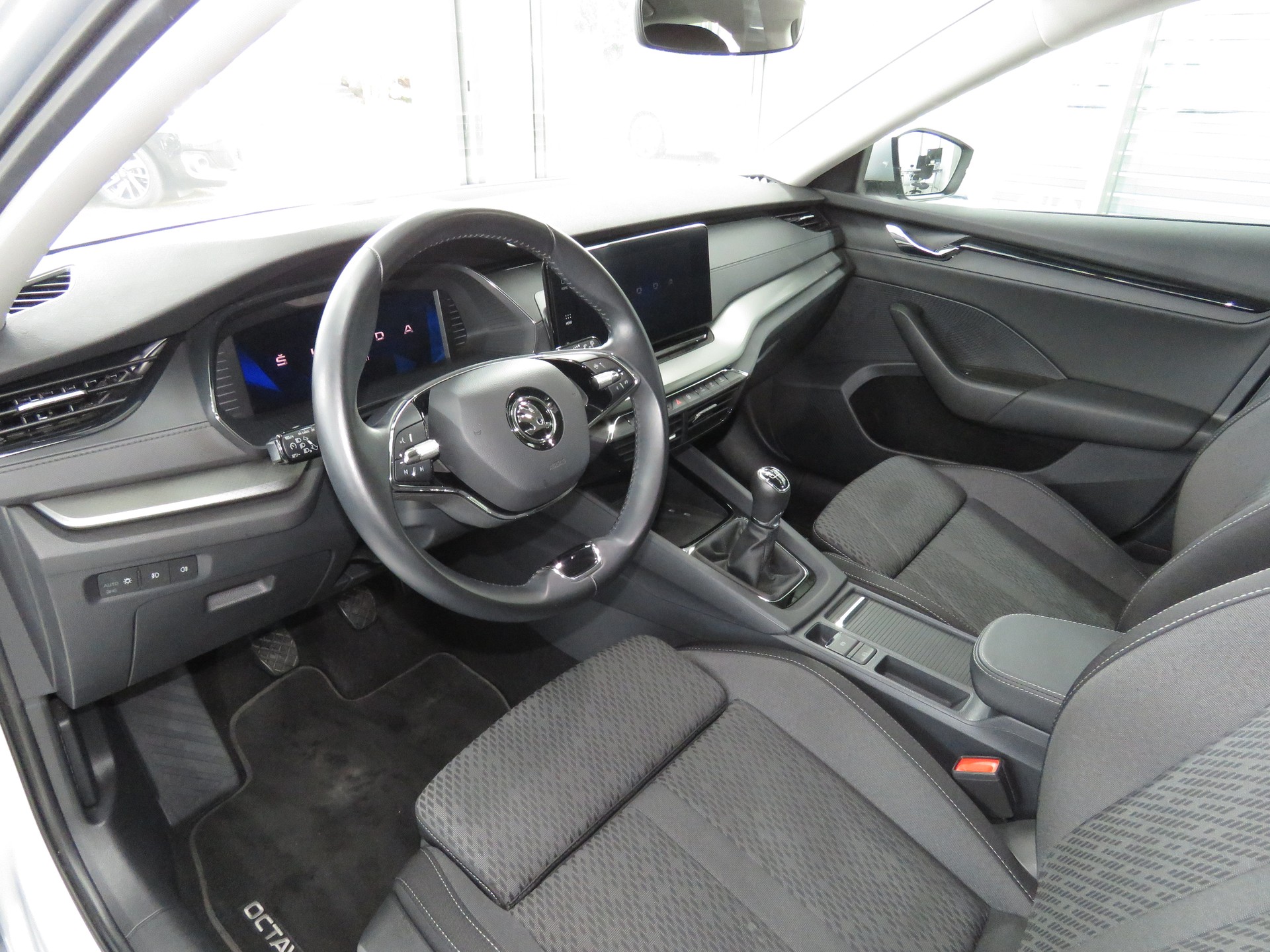 SKODA Octavia Combi 2.0 TDI Ambition-image-6