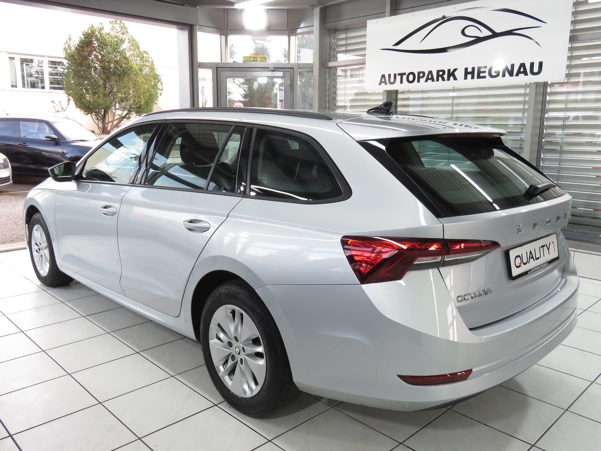 SKODA Octavia Combi 2.0 TDI Ambition-image-5