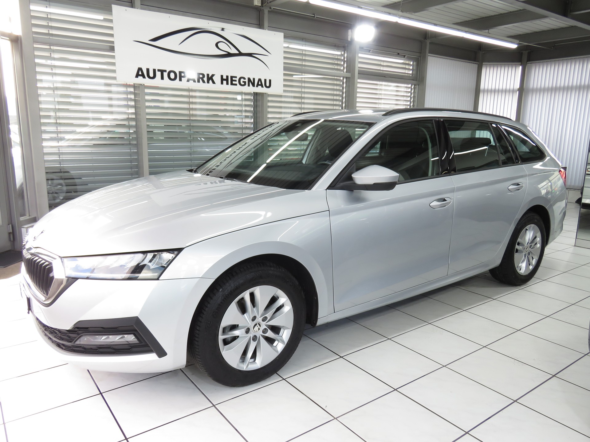 SKODA Octavia Combi 2.0 TDI Ambition-image-0