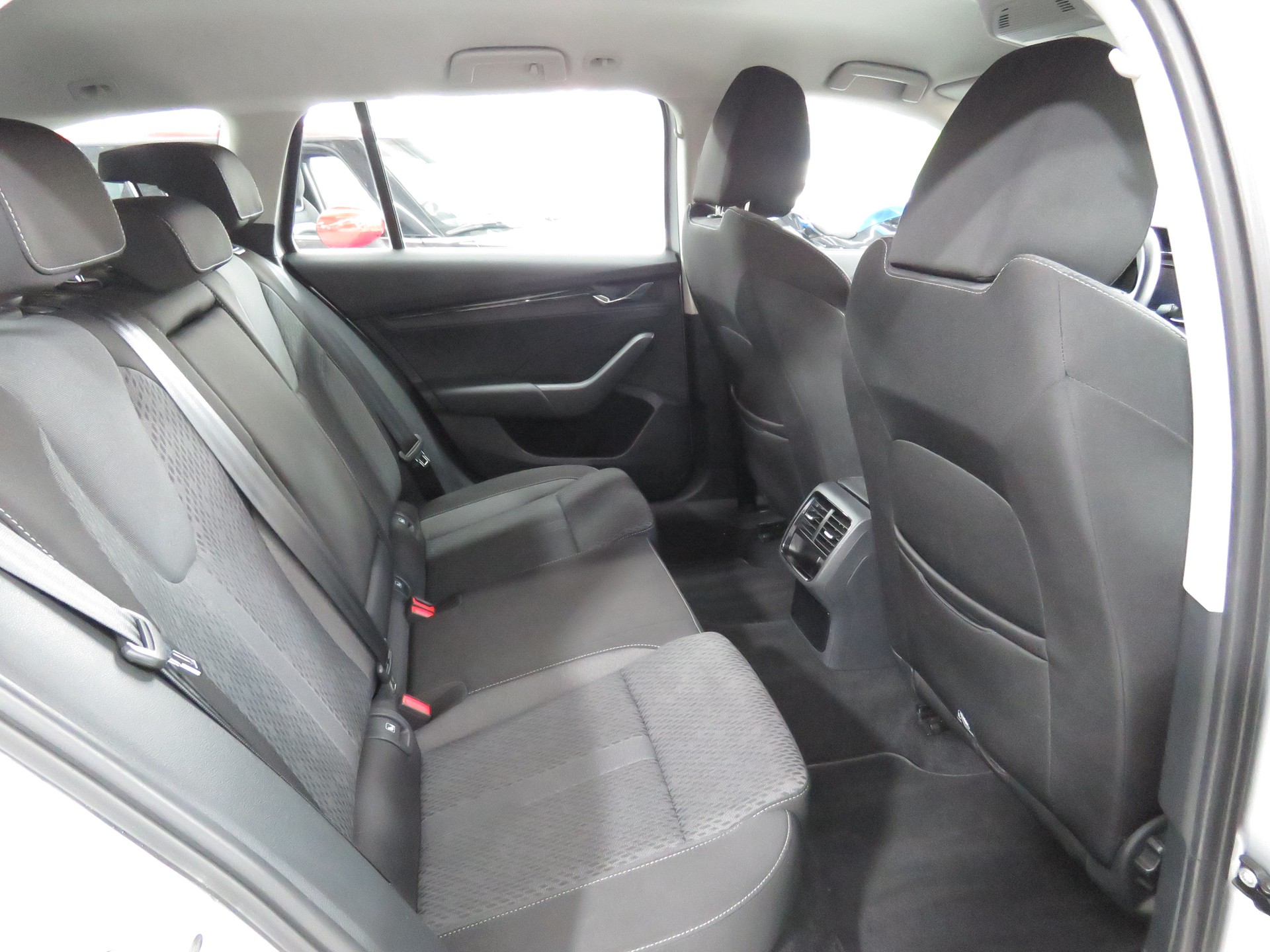 SKODA Octavia Combi 2.0 TDI Ambition-image-12