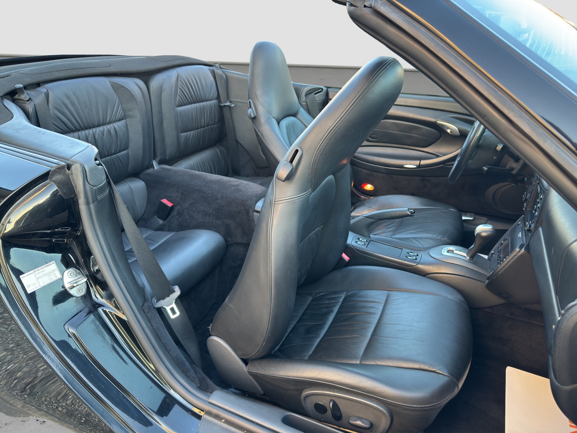 PORSCHE 911 Carrera Cabrio-image-12