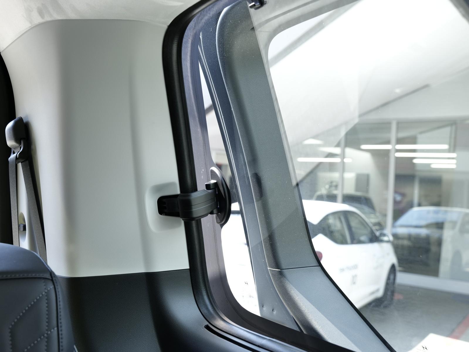 HYUNDAI Staria Premium 1.6 GDi HEV Vertex-image-34