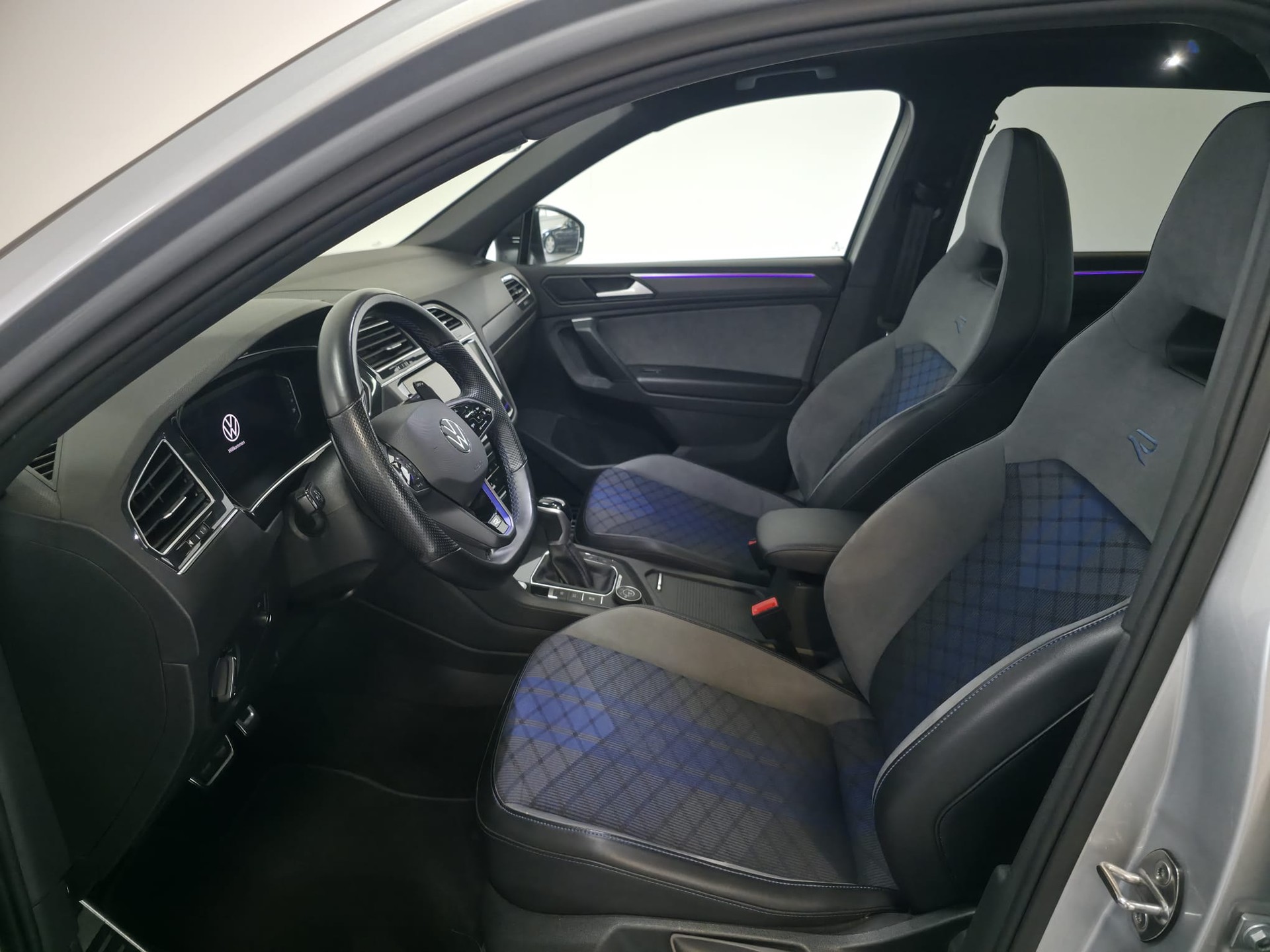 VW Tiguan 2.0TSI R 4Motion DSG-image-16