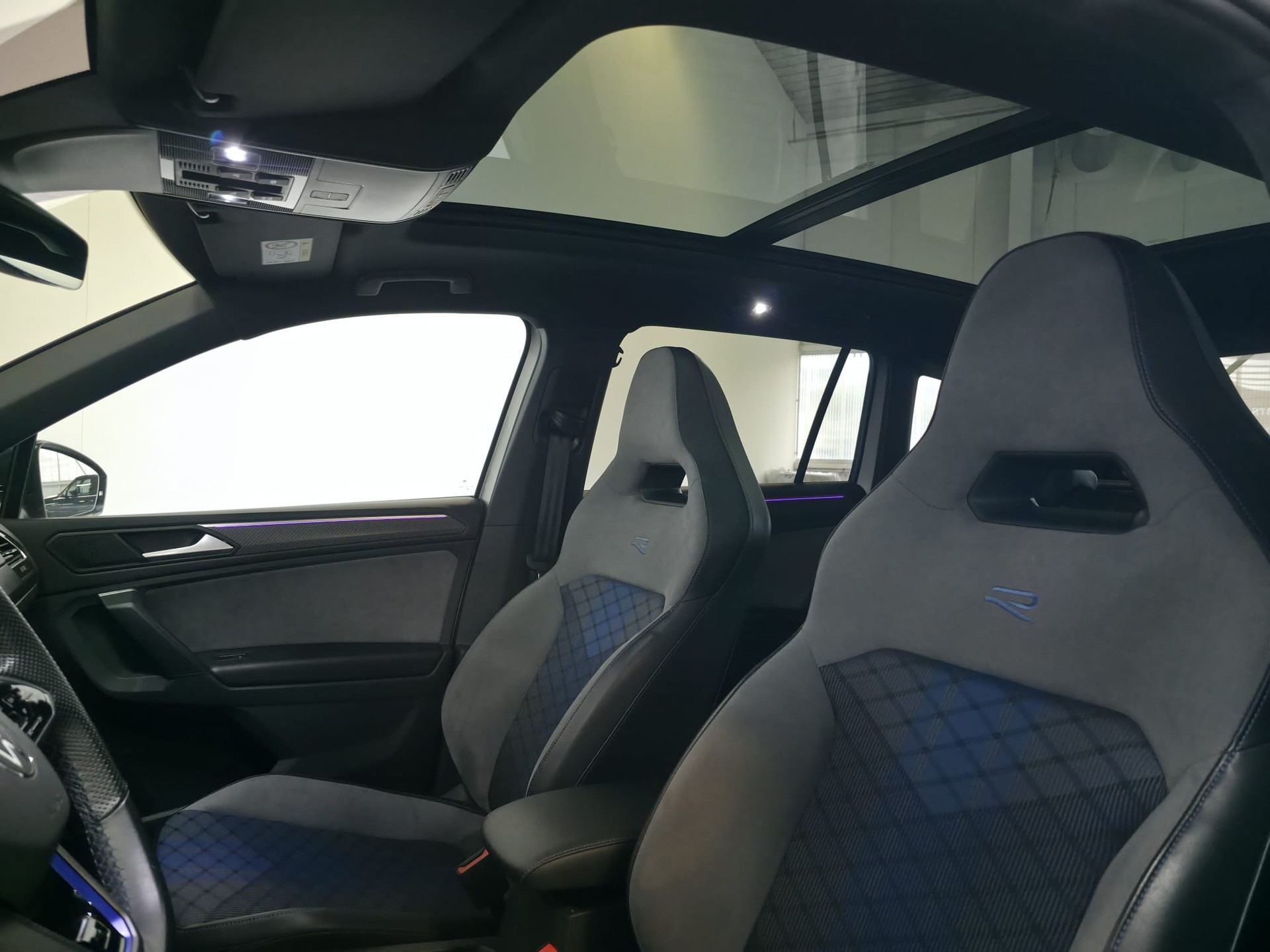 VW Tiguan 2.0TSI R 4Motion DSG-image-17