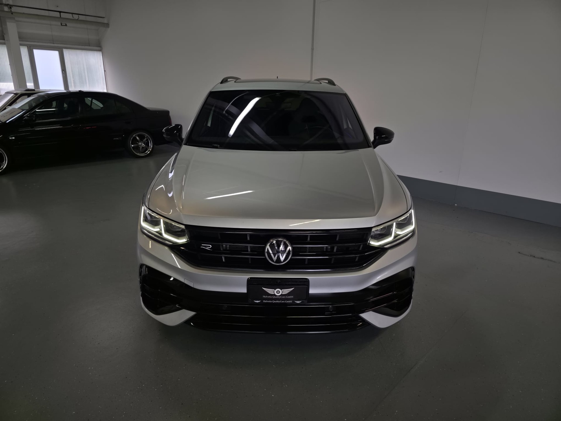 VW Tiguan 2.0TSI R 4Motion DSG-image-5