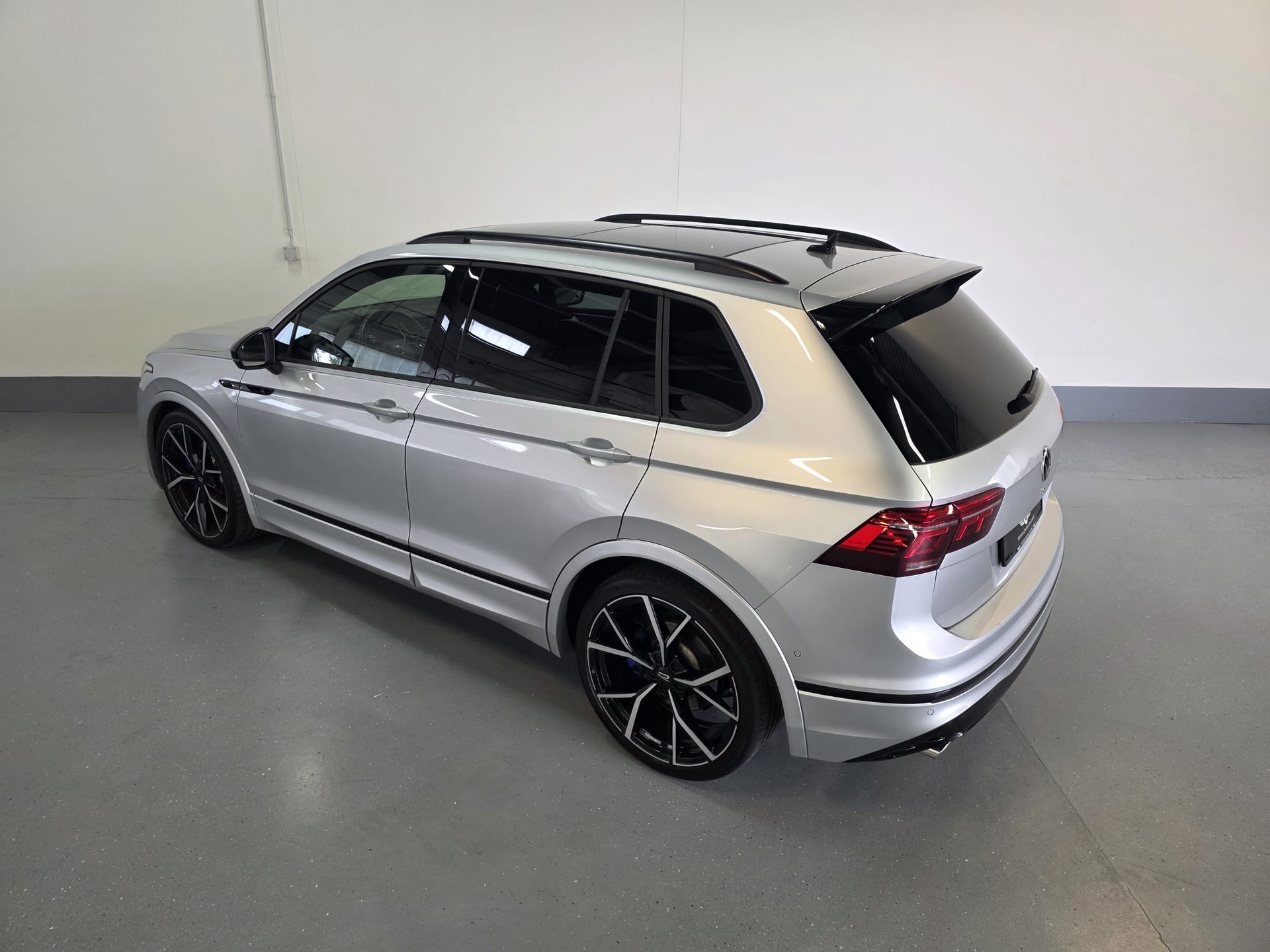 VW Tiguan 2.0TSI R 4Motion DSG-image-8