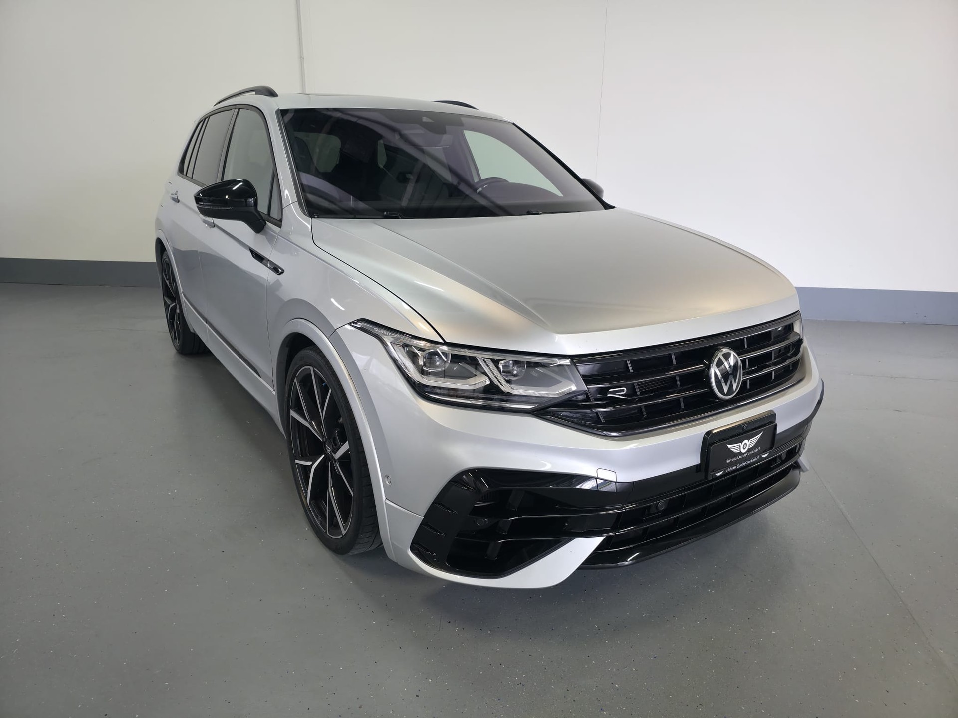 VW Tiguan 2.0TSI R 4Motion DSG-image-3