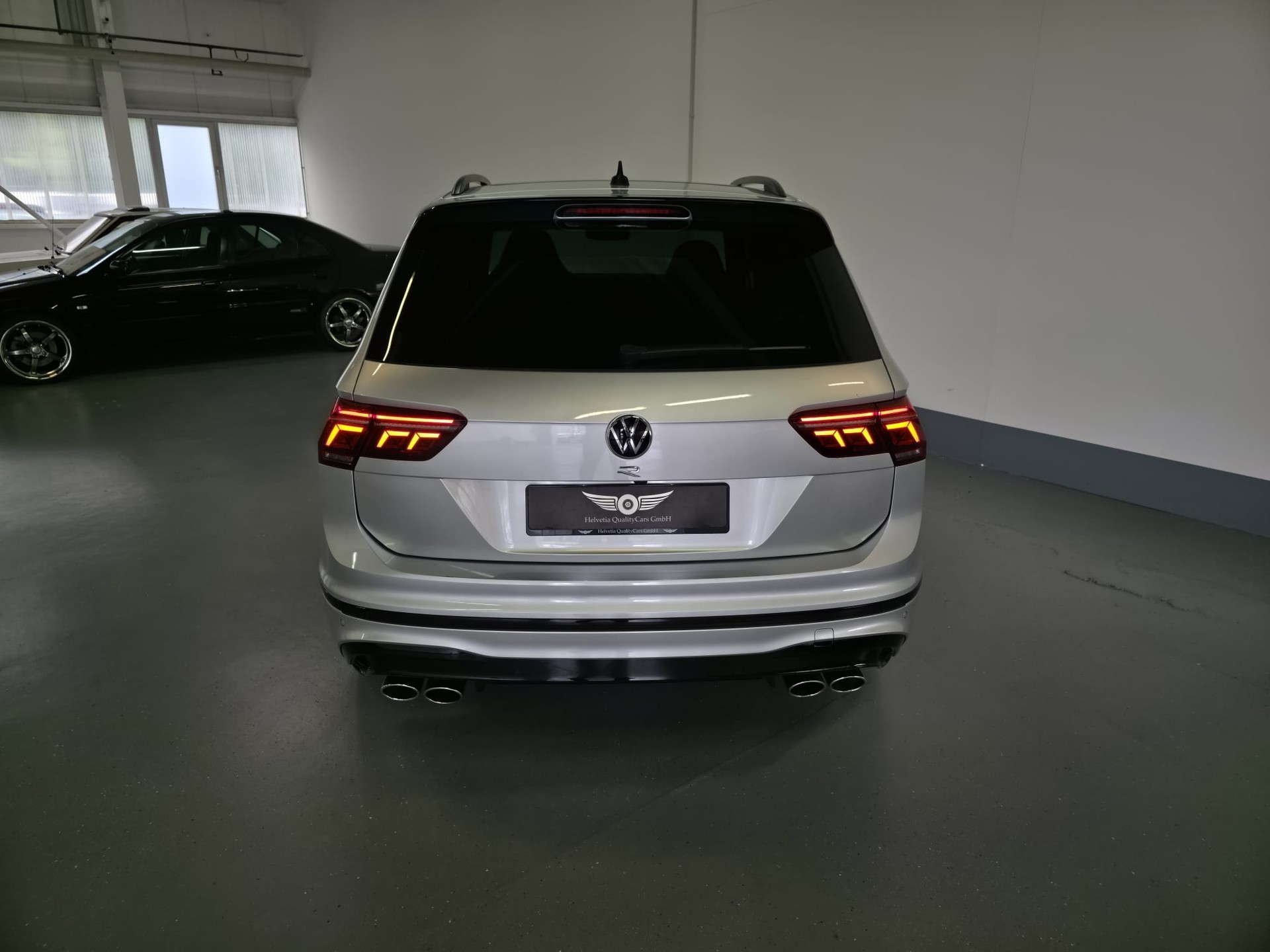 VW Tiguan 2.0TSI R 4Motion DSG-image-13