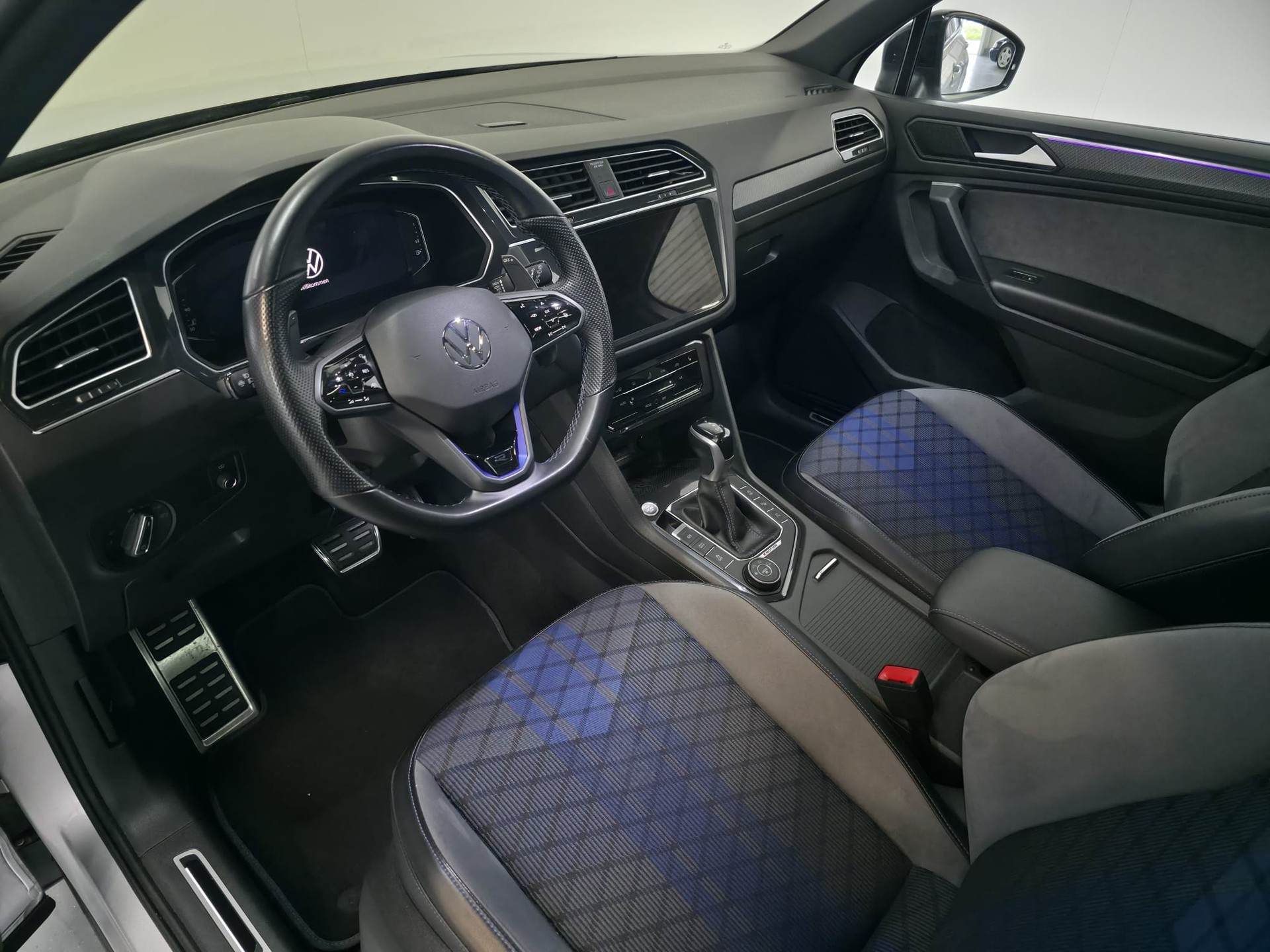 VW Tiguan 2.0TSI R 4Motion DSG-image-15
