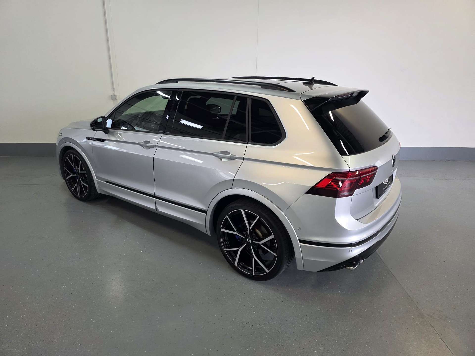 VW Tiguan 2.0TSI R 4Motion DSG-image-9