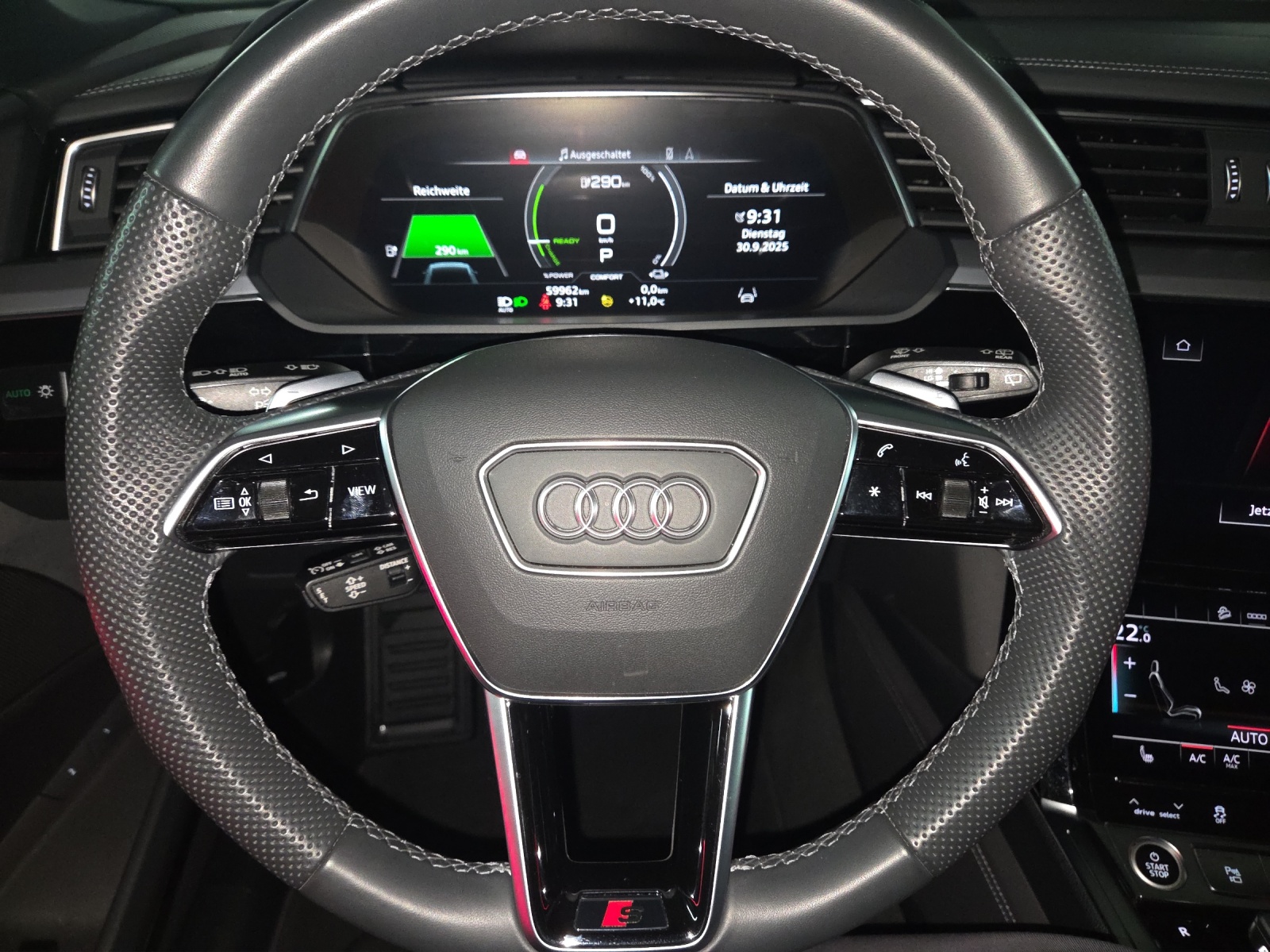 AUDI e-tron 55 S Line Black Edition quattro-image-5