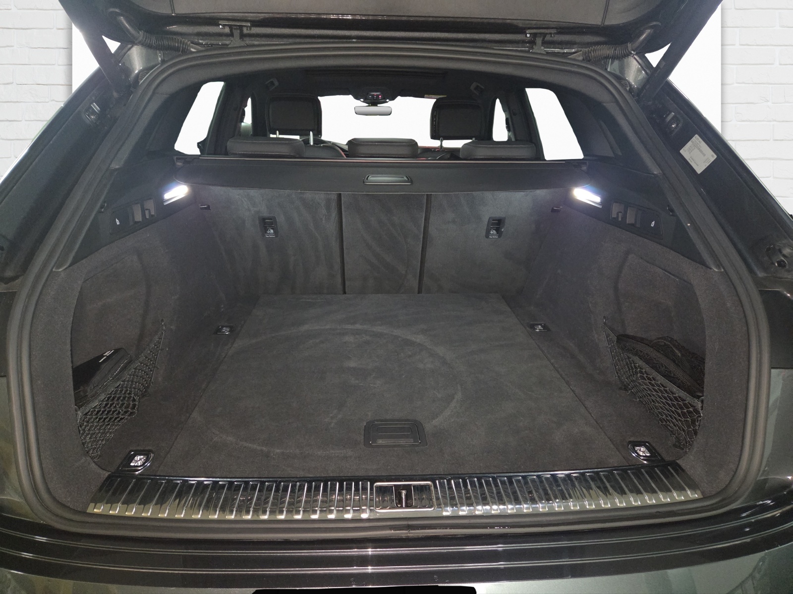 AUDI e-tron 55 S Line Black Edition quattro-image-8