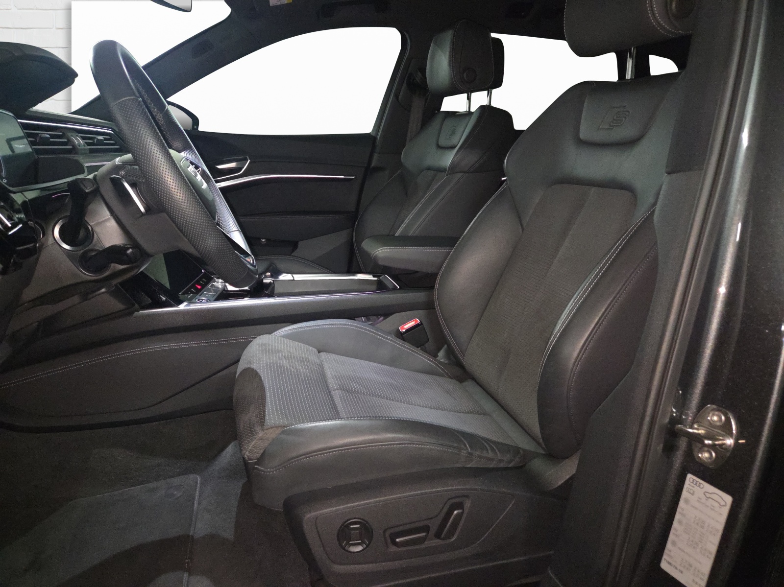 AUDI e-tron 55 S Line Black Edition quattro-image-4