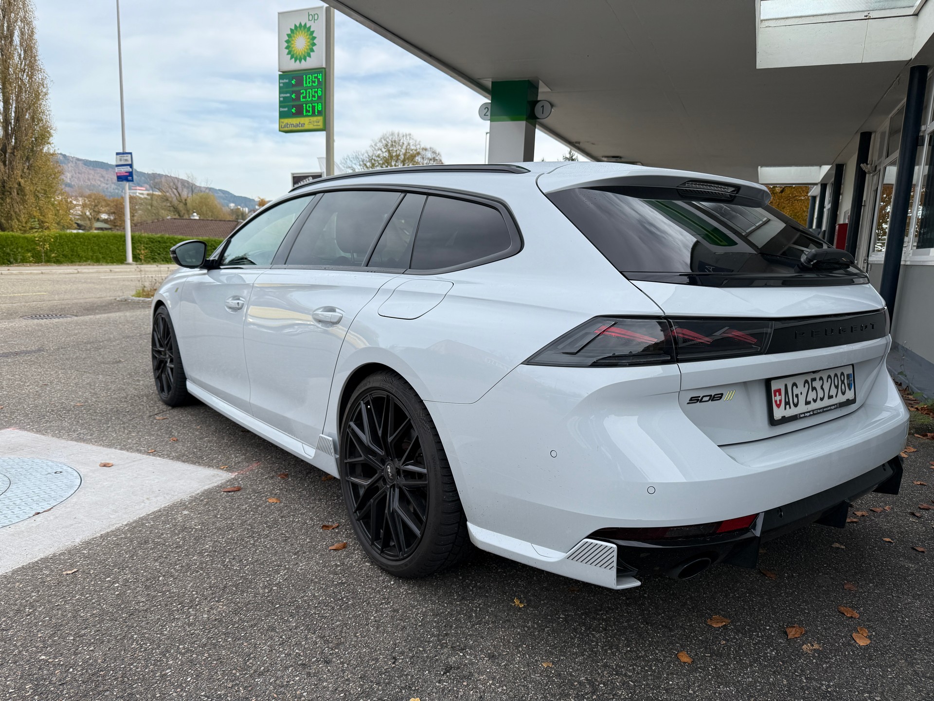 PEUGEOT 508 SW Hybrid4 360 e Sport Engineered-image-2