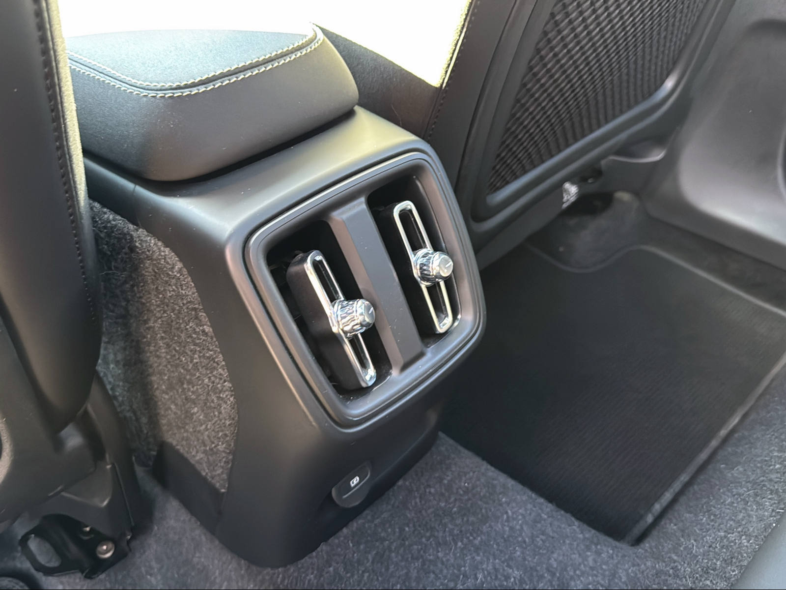 VOLVO XC40 P8 Twin Pro AWD-image-14
