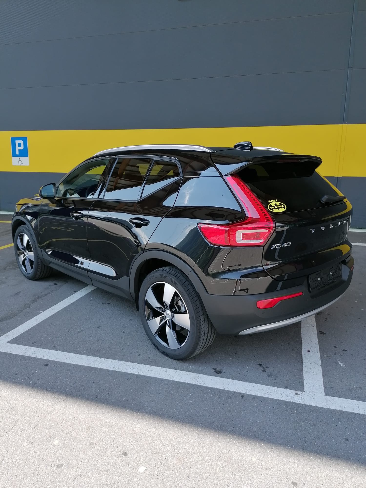 VOLVO XC40 T3 Momentum Light Geartronic-image-1