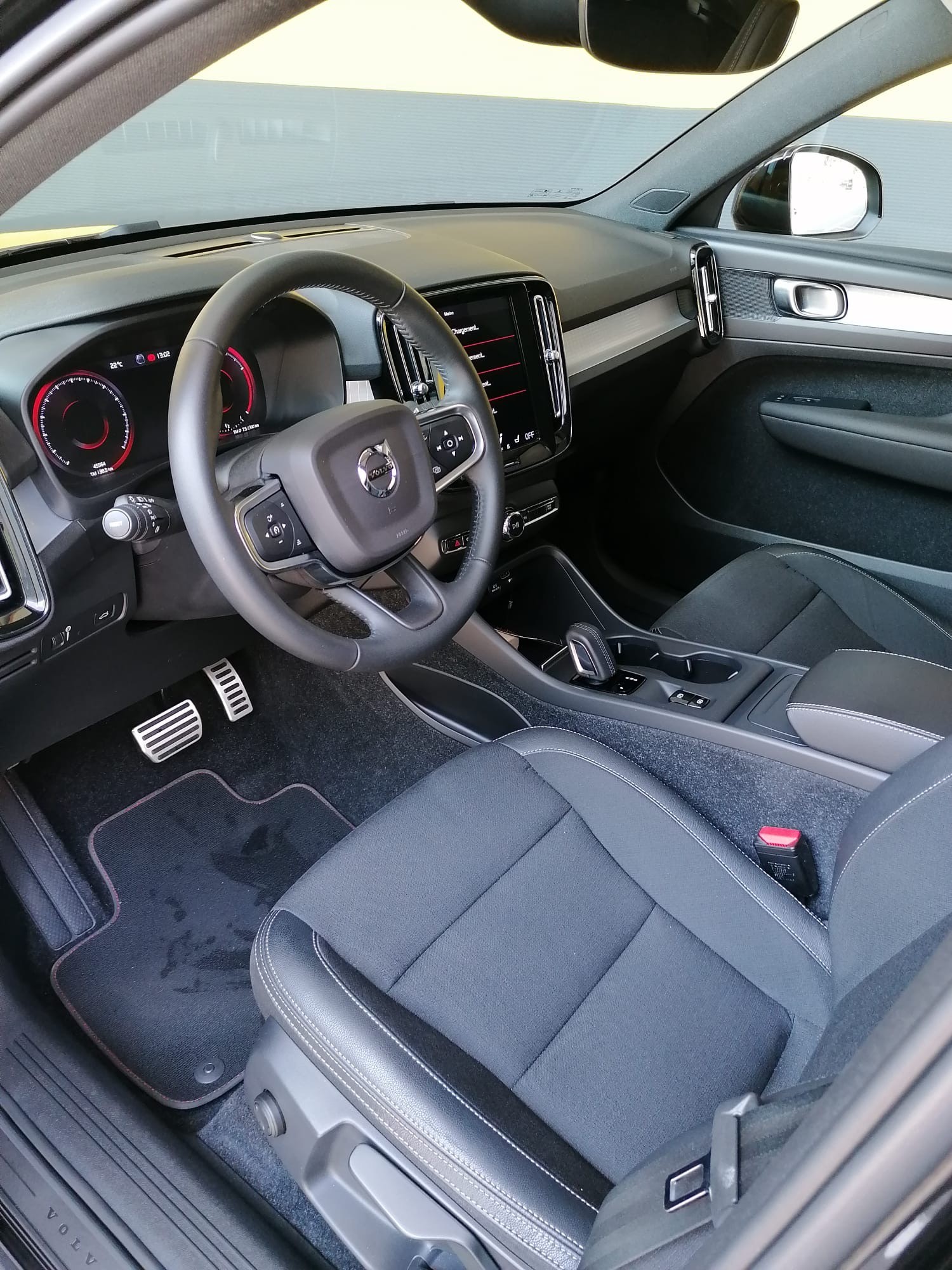 VOLVO XC40 T3 Momentum Light Geartronic-image-2