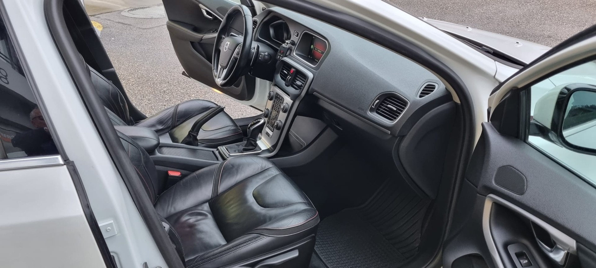 VOLVO V40 D4 OceanRace Geartronic-image-7
