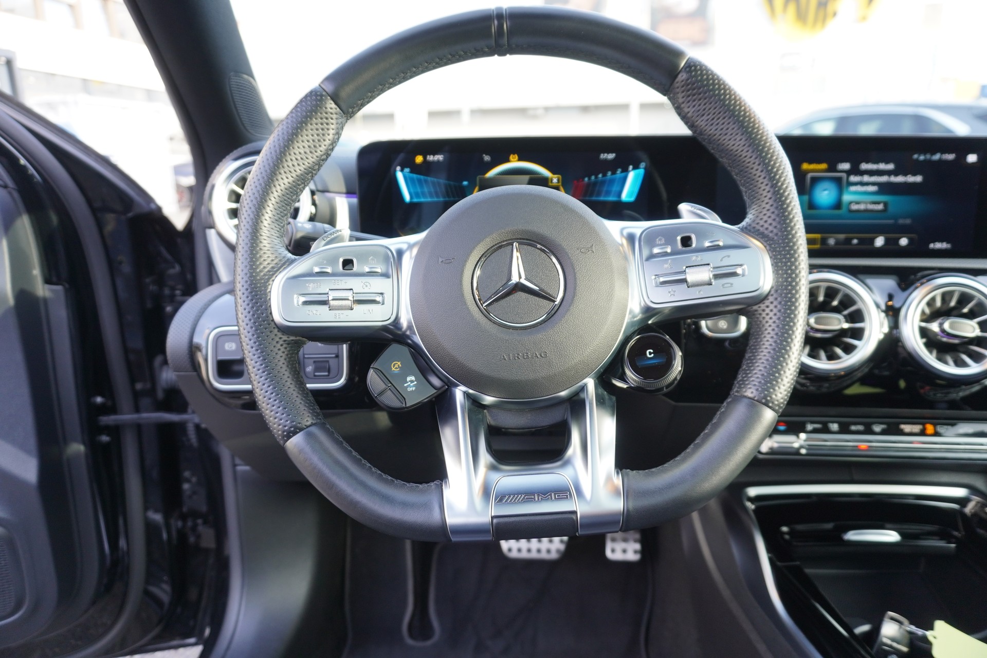 MERCEDES-BENZ A 35 AMG 4Matic Speedshift-image-18
