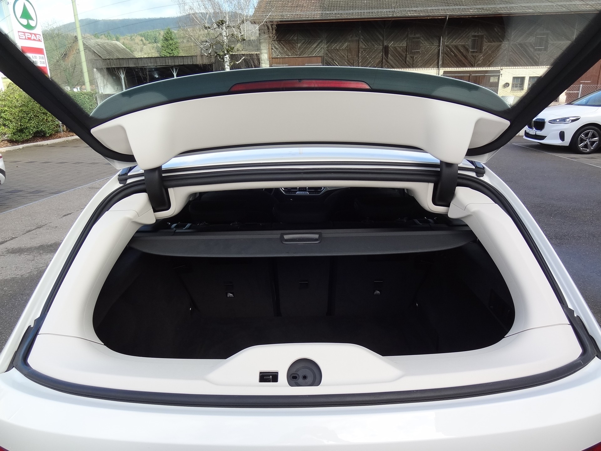 BMW 320d xDrive 48V Touring Steptronic-image-17