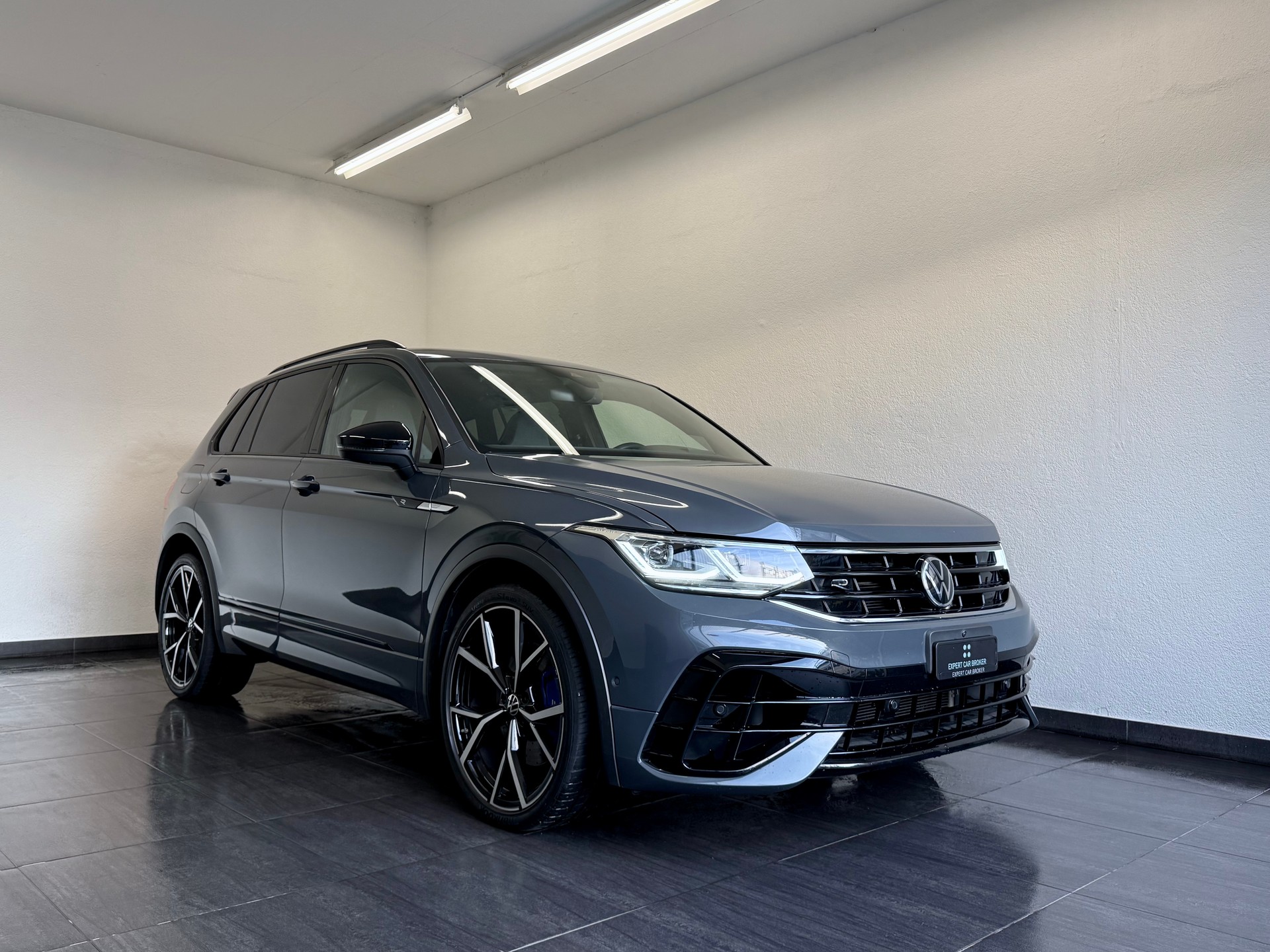 VW Tiguan 2.0TSI R 4Motion DSG-image-1