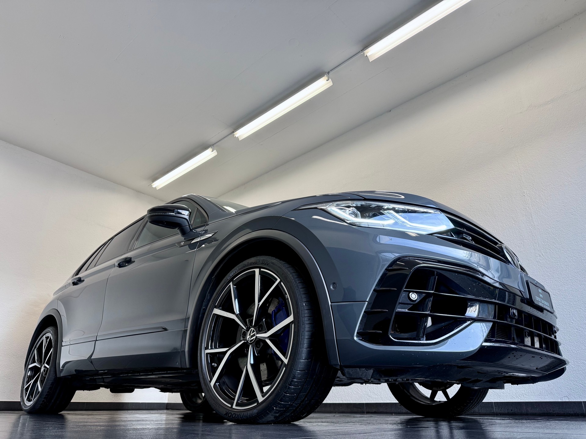 VW Tiguan 2.0TSI R 4Motion DSG-image-2