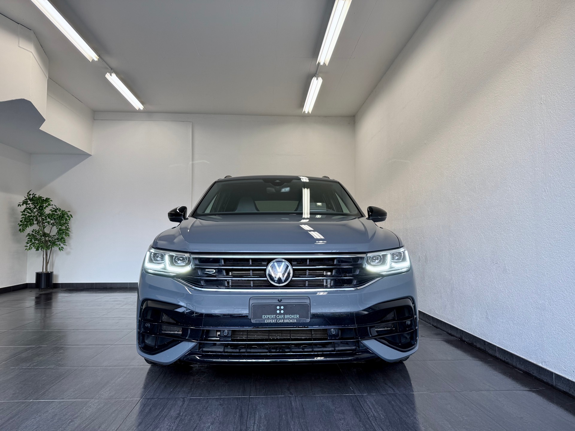 VW Tiguan 2.0TSI R 4Motion DSG-image-3