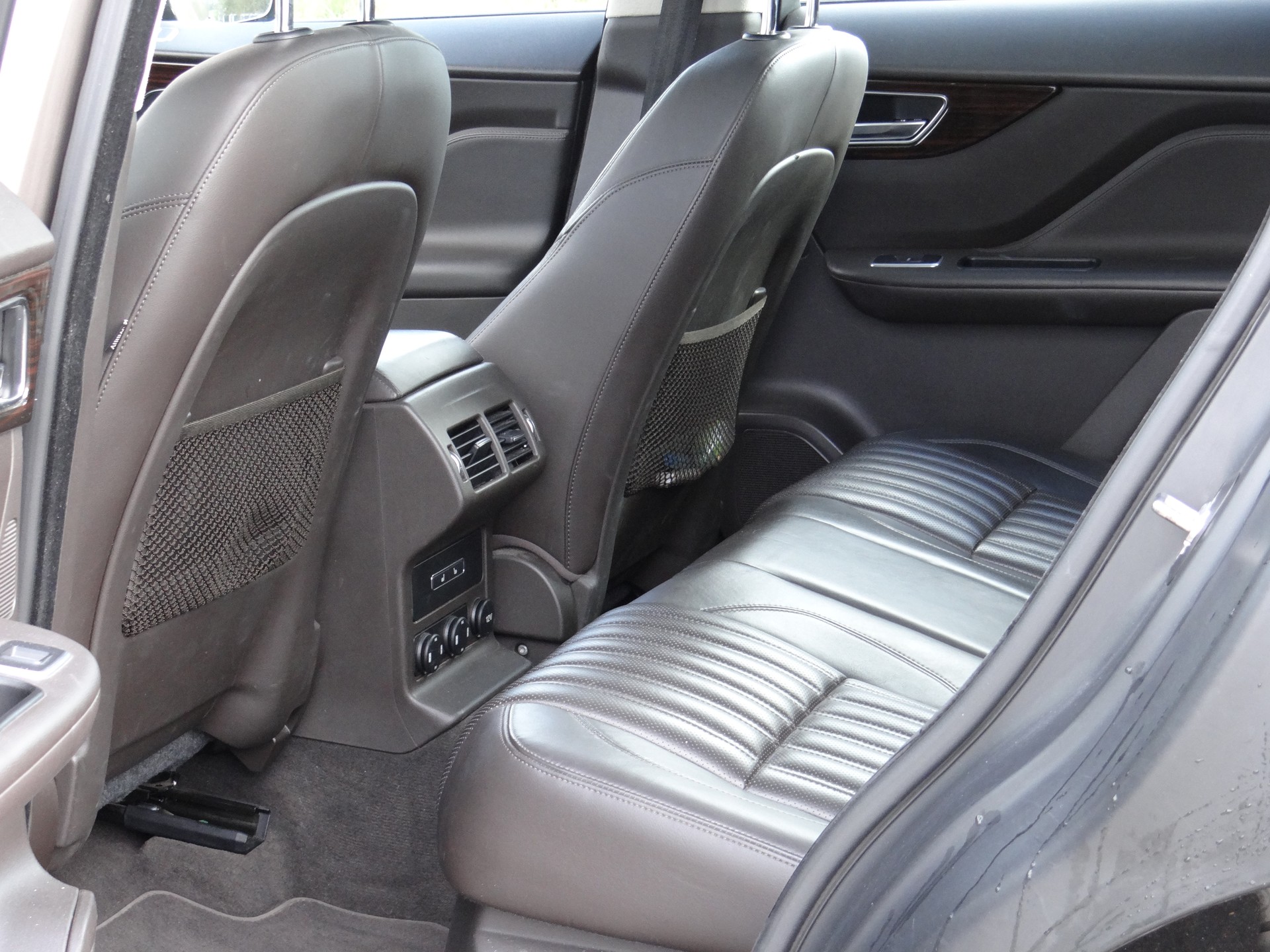 JAGUAR F-Pace 3.0 V6 Portfolio AWD Automatik-image-9