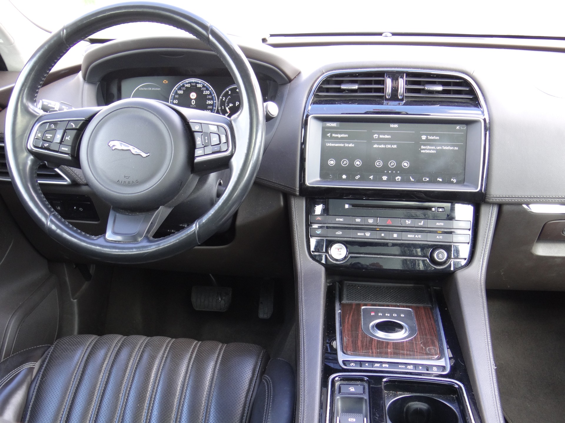 JAGUAR F-Pace 3.0 V6 Portfolio AWD Automatik-image-12