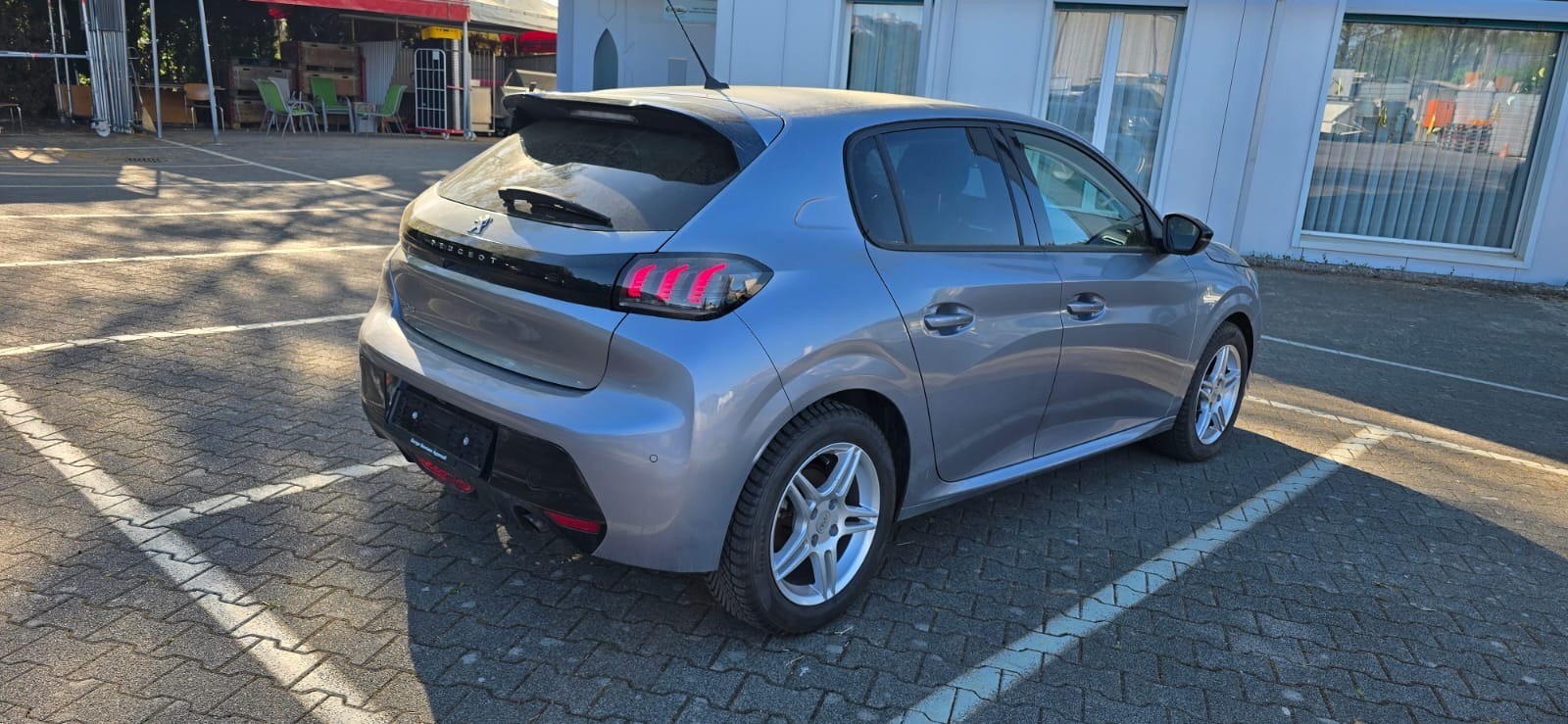 PEUGEOT 208 1.2 PureTech Allure-image-11