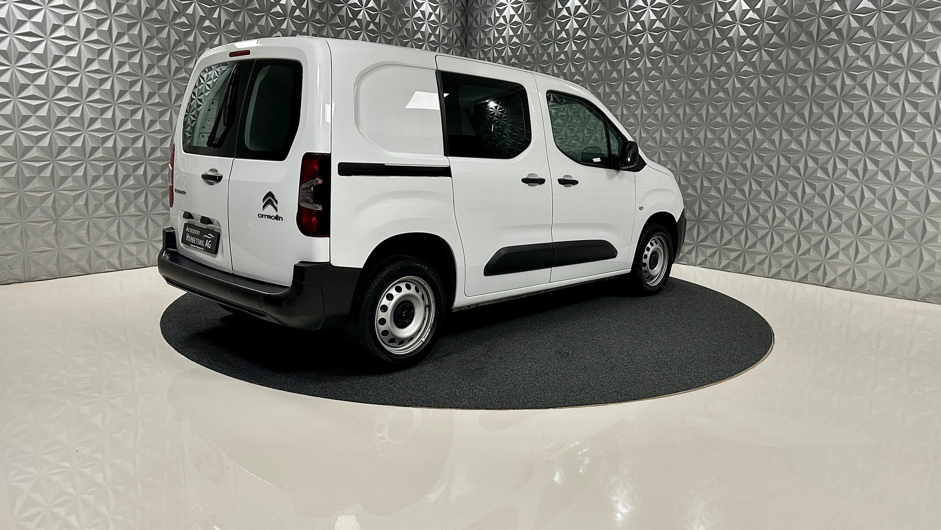 CITROEN Berlingo Van 1.2 Pure Tech 130 s/s Club EAT8 1000kg-image-4