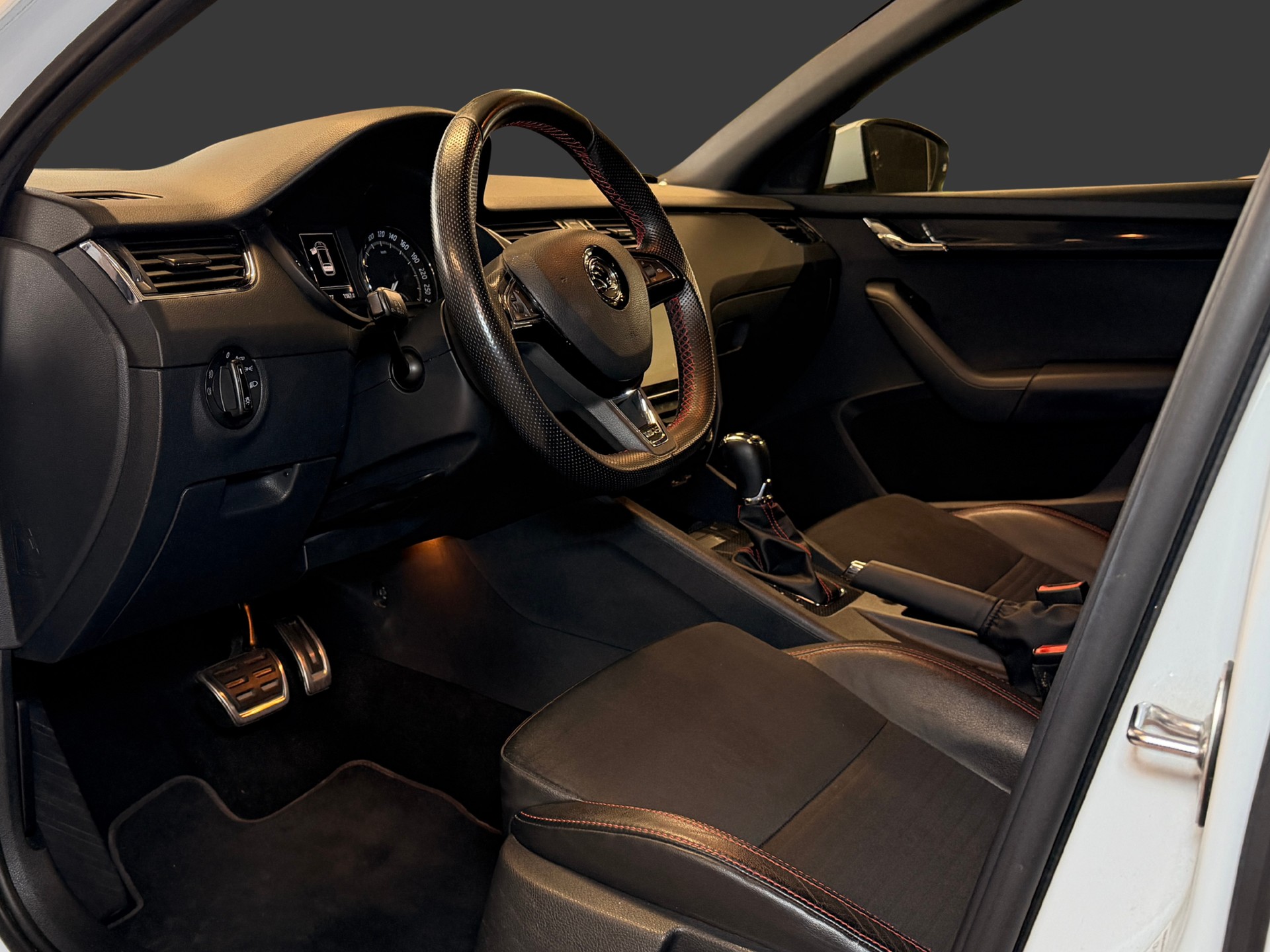 SKODA Octavia Combi 2.0 TDI RS DSG-image-14