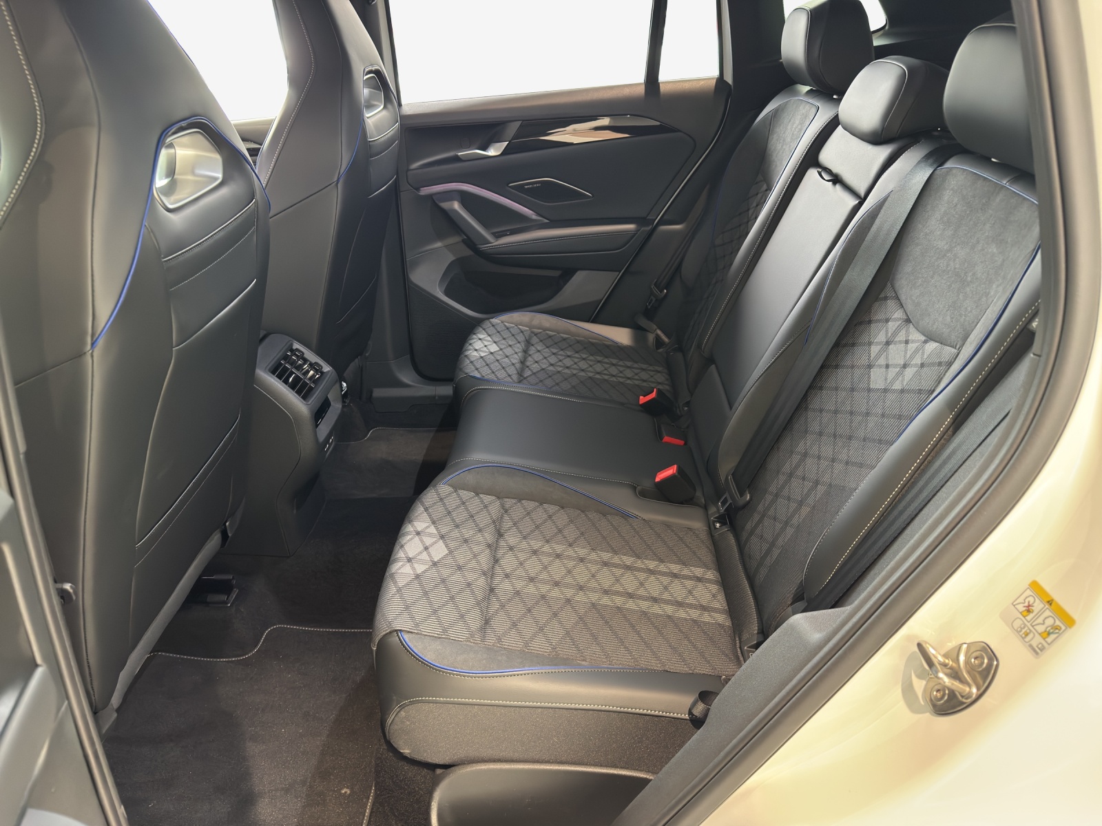 VW Tiguan 2.0 TSI DSG R-Line 4Motion-image-11