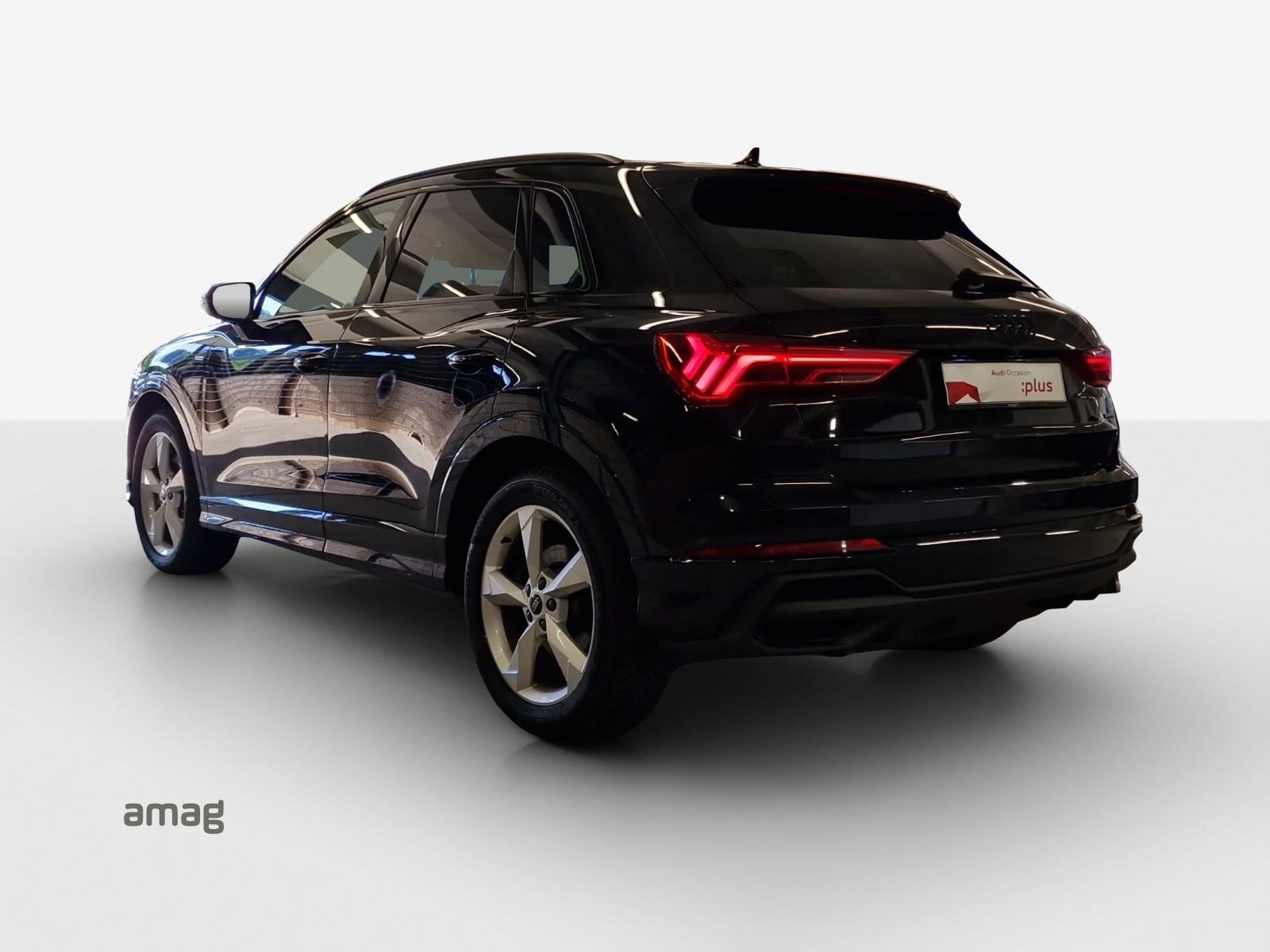 AUDI Q3 40 TDI S line quattro S-tronic-image-2
