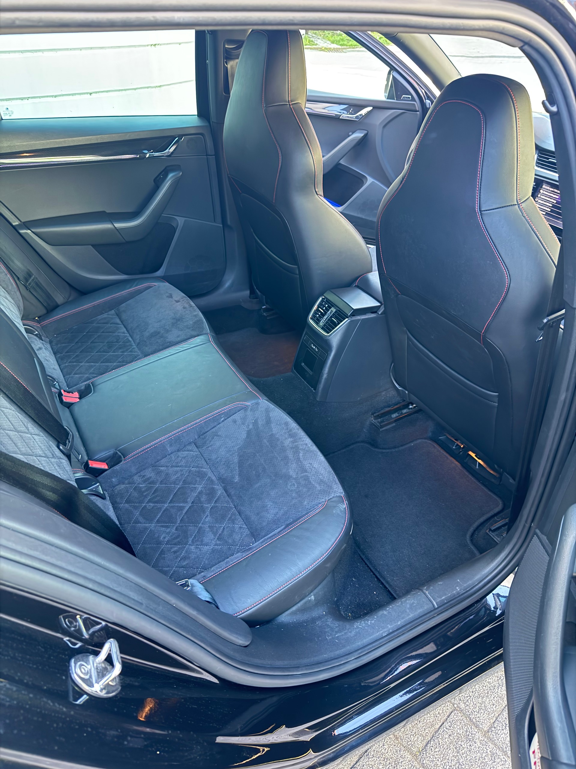 SKODA Octavia Combi 2.0 TSI RS DSG-image-4