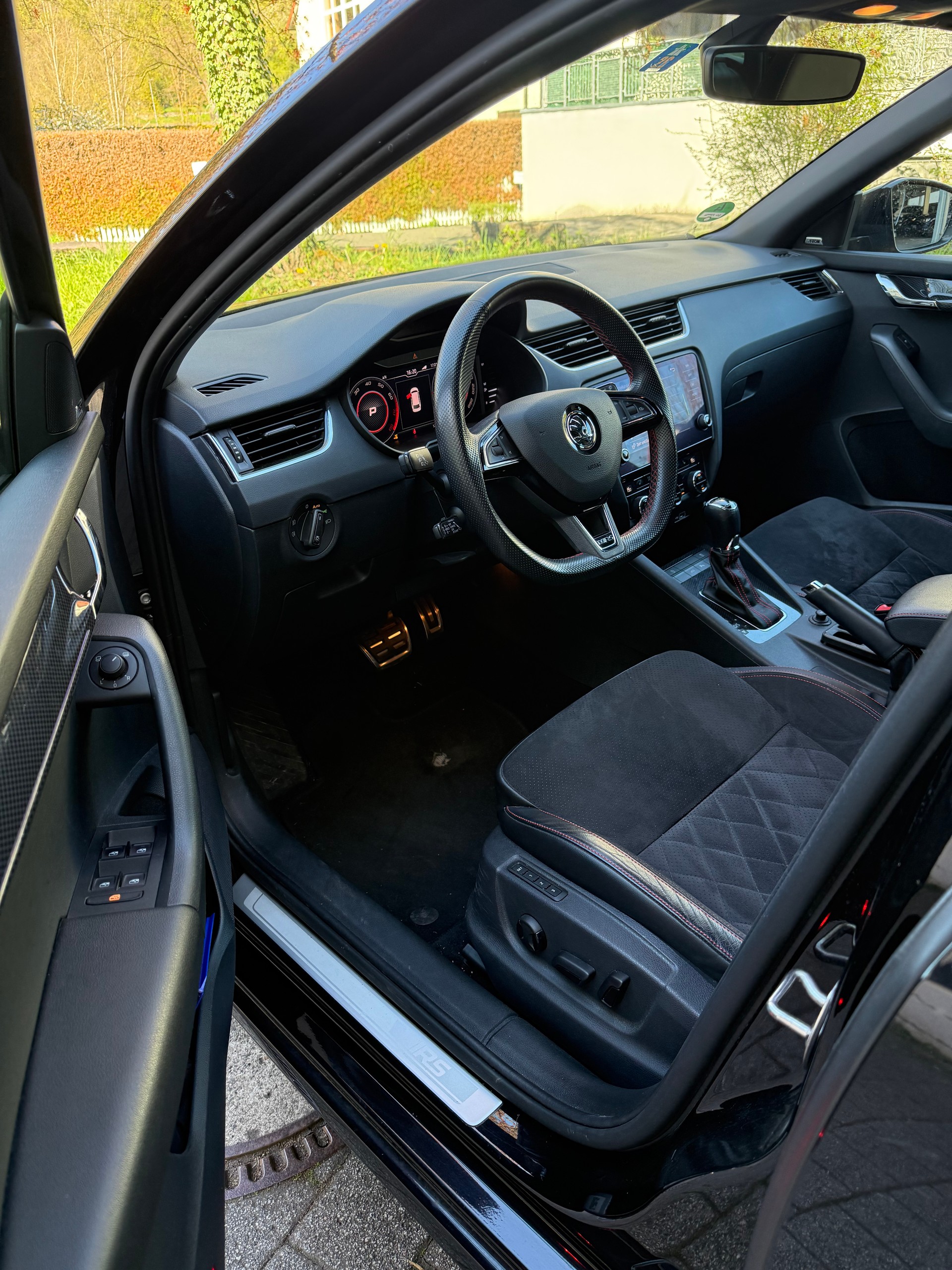 SKODA Octavia Combi 2.0 TSI RS DSG-image-3