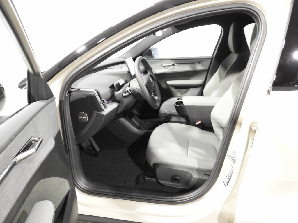 VOLVO EX 30 E60 Plus-image-9