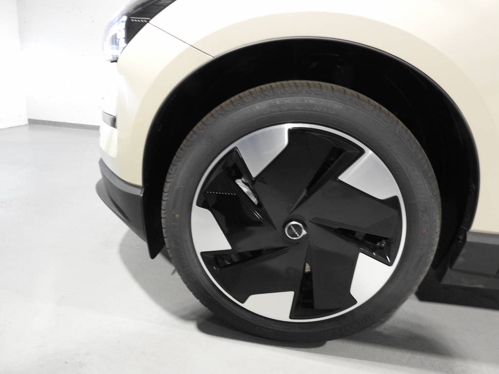 VOLVO EX 30 E60 Plus-image-14