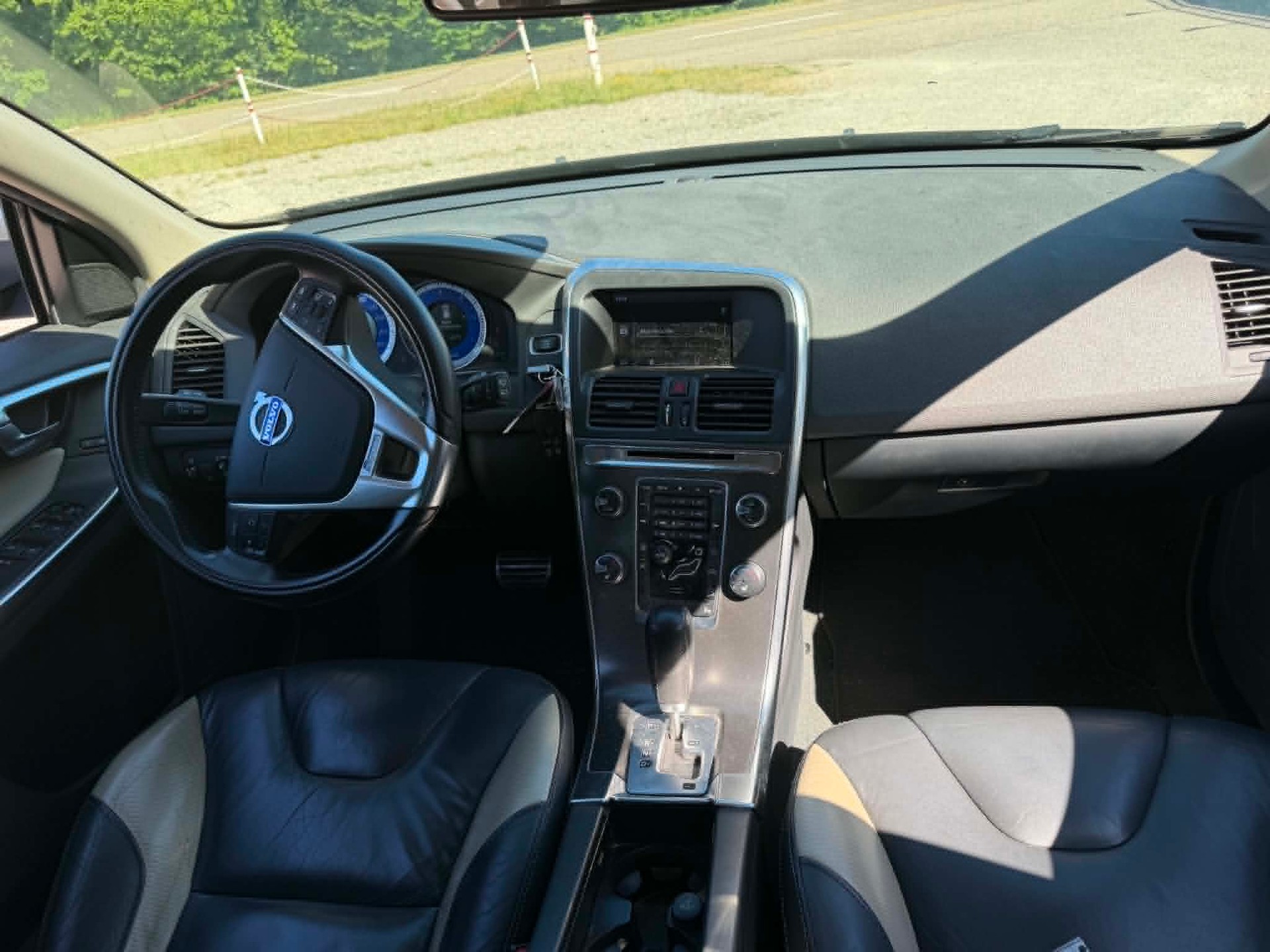 VOLVO XC60 D5 AWD Momentum Geartronic-image-2