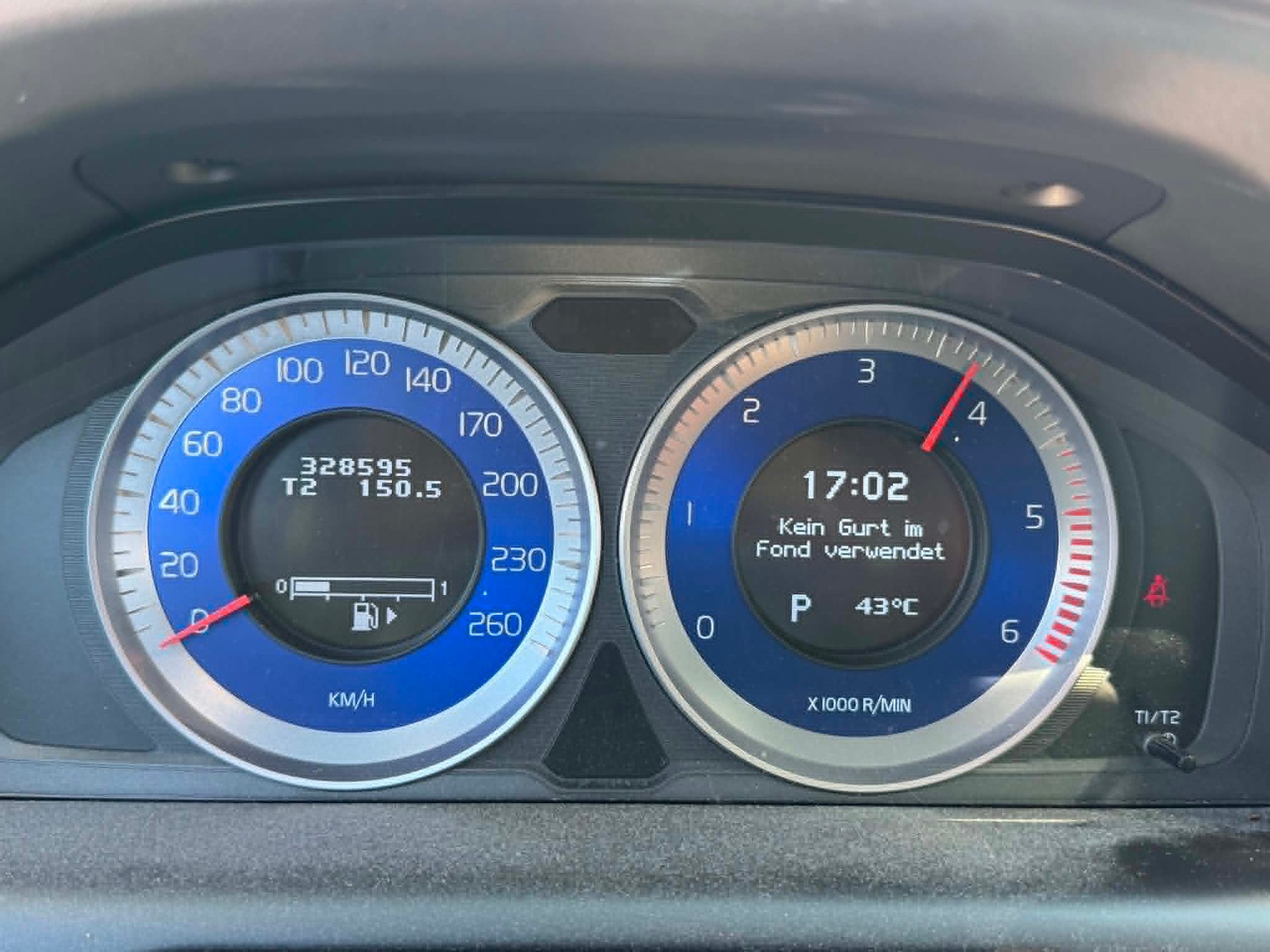 VOLVO XC60 D5 AWD Momentum Geartronic-image-13