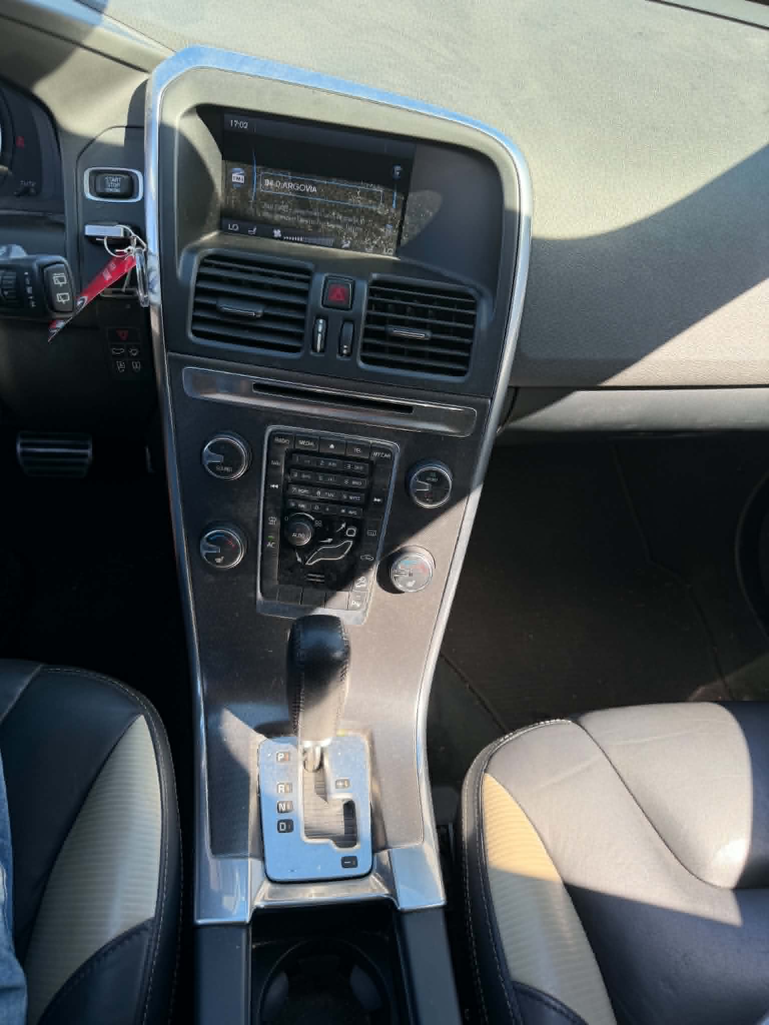 VOLVO XC60 D5 AWD Momentum Geartronic-image-12