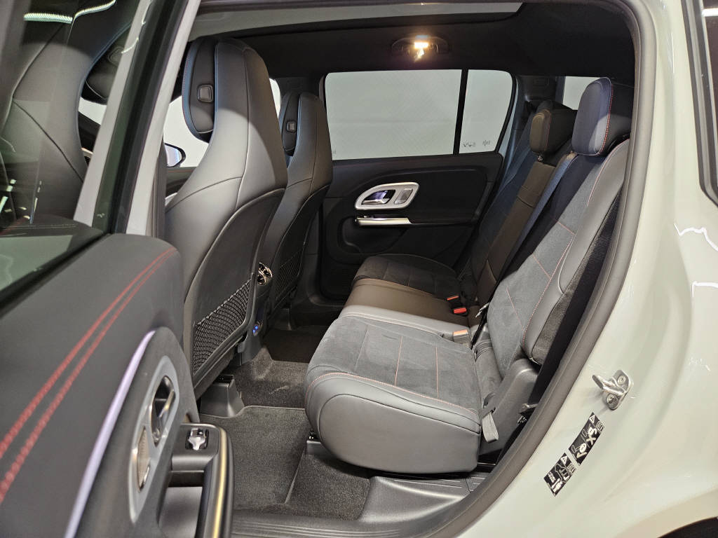 MERCEDES-BENZ GLB 220 4Matic-image-12