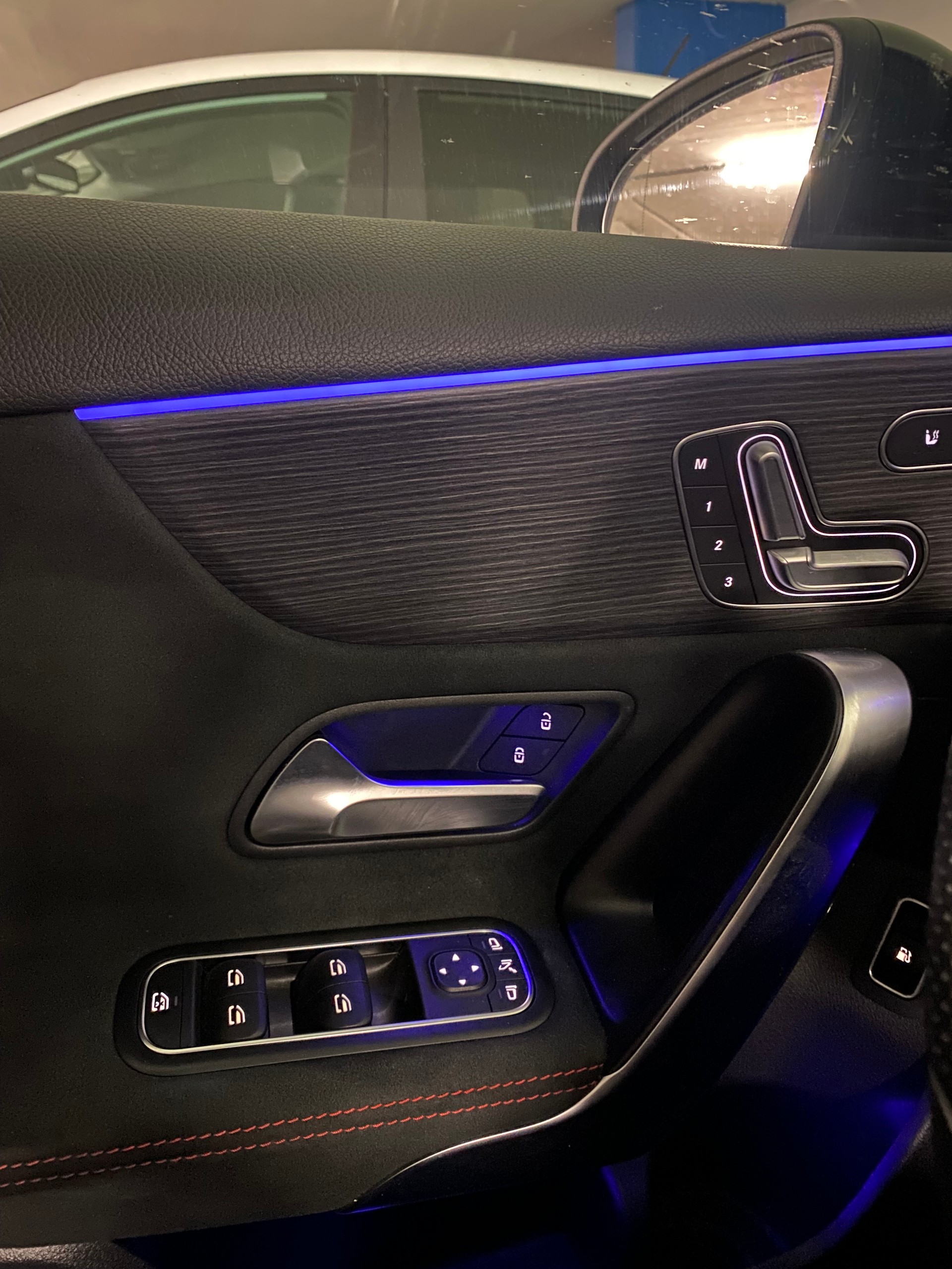 MERCEDES-BENZ A 250 e AMG Line-image-4